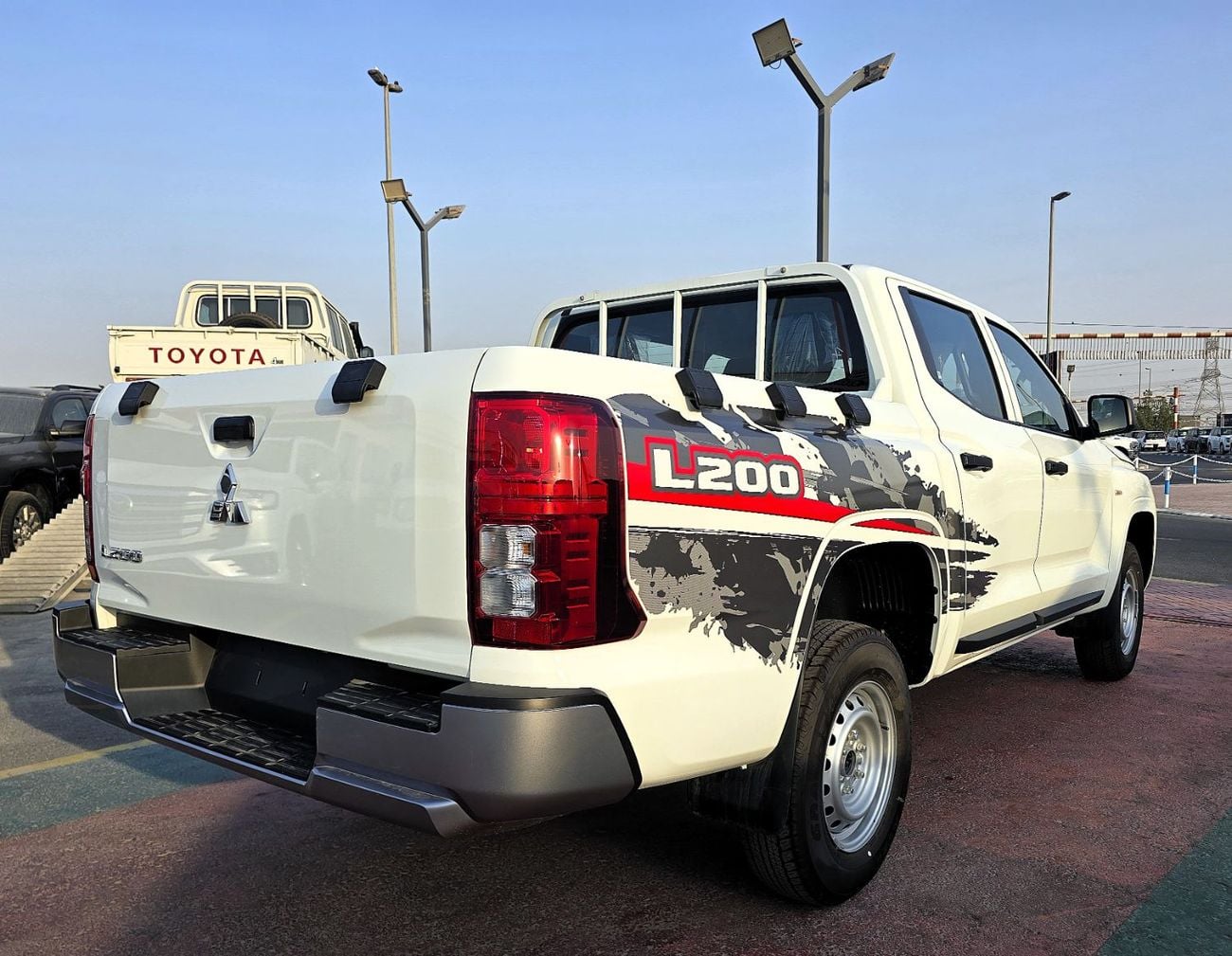 Mitsubishi L200 Mitsubishi L200 Pick Up M_Line Mitsbishi L200 Pick Up 2.4L A/T Diesel 4*4 M_Line GCC White color 2026 Model