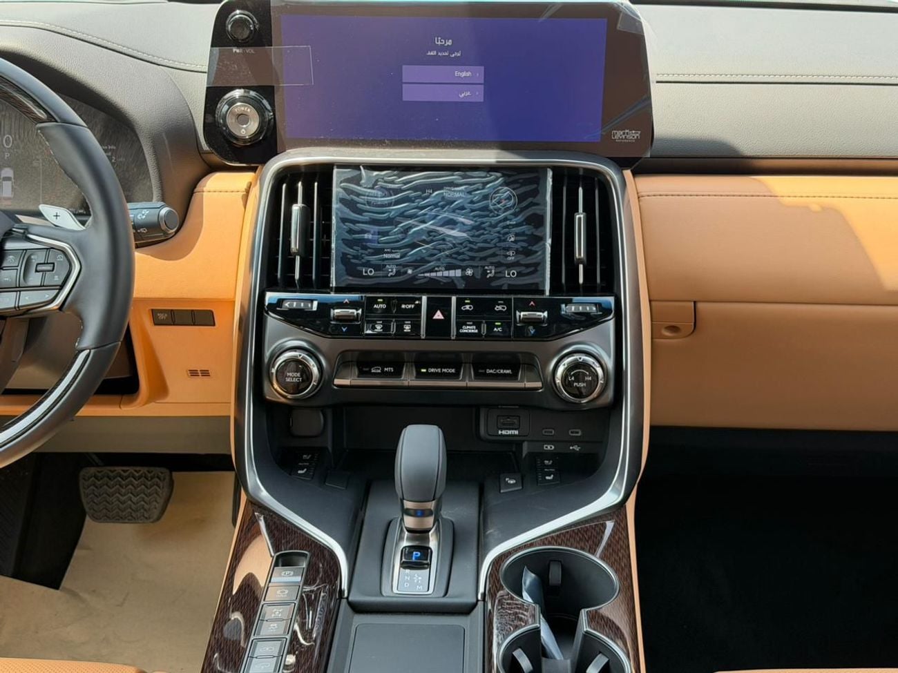 لكزس LX 700h SIGNATURE لكزس LX 700 هايبرد، نظام ركن آلي، أبيض/بيج.