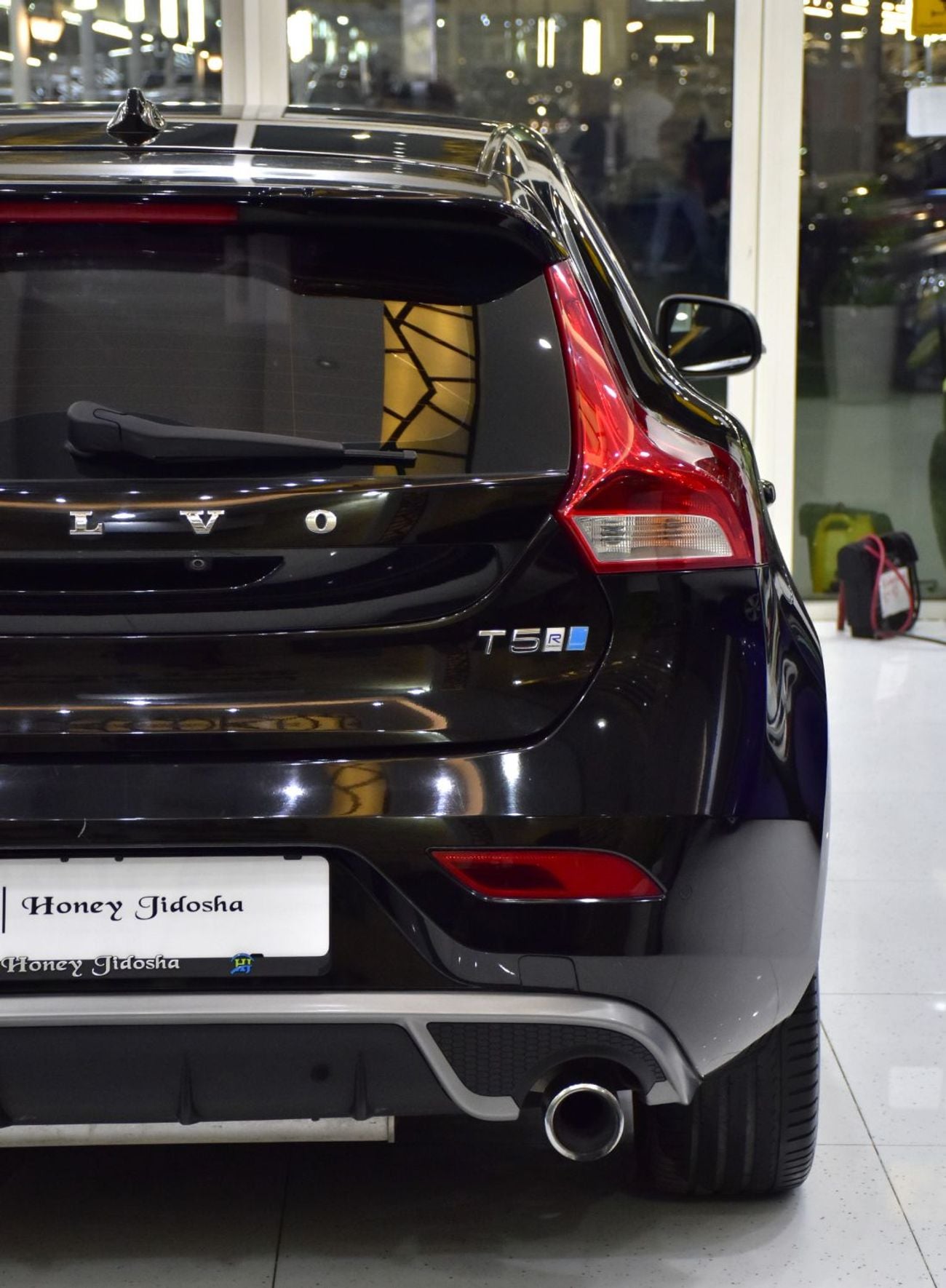 فولفو V40 R DESIGN EXCELLENT DEAL for our Volvo V40 T5 R-Design ( 2018 Model ) in Black Color GCC Specs