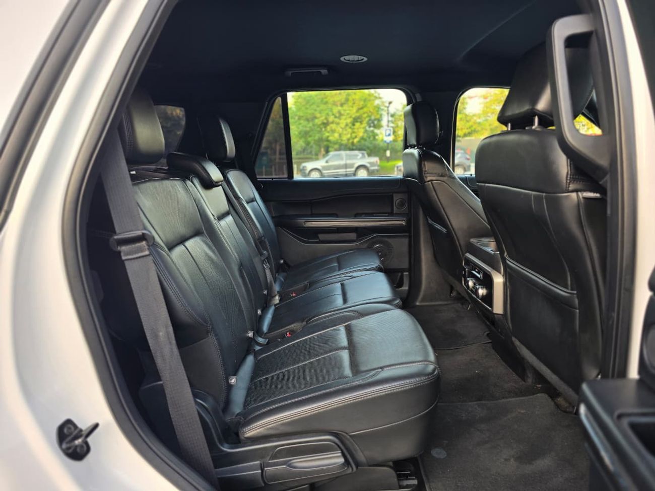 Ford Expedition XLT LTH Ford Expedition XLT 2018 GCC Specs | Full service history available | Orginal paint | Single owner