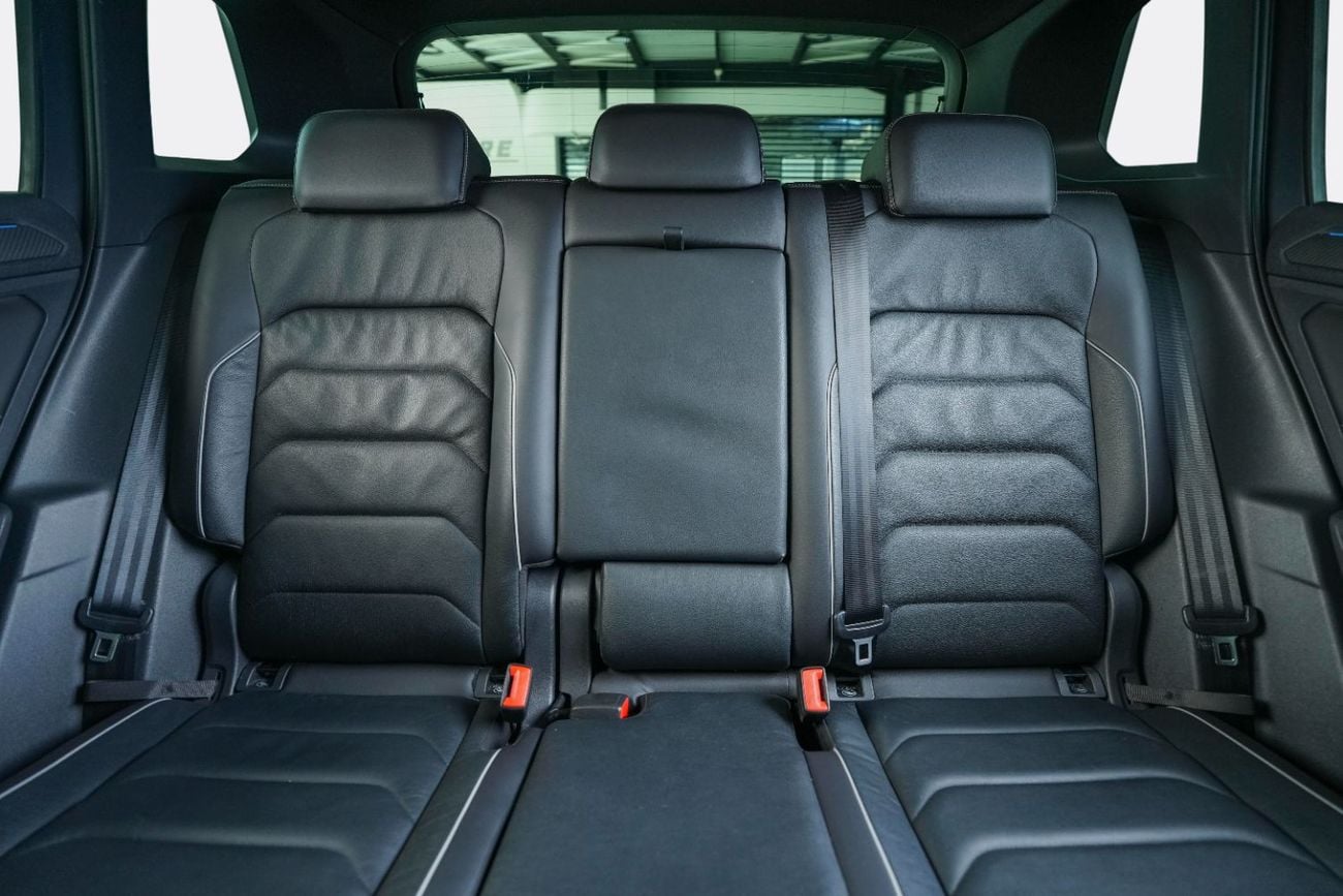 Volkswagen Tiguan R-LINE PLUS-GCC-Al Nabooda Full Service History-1 Owner-Leather Interior