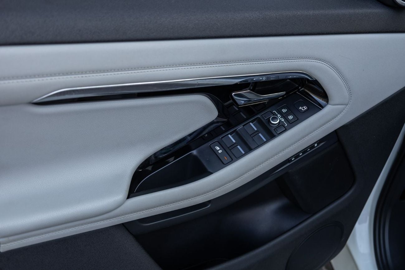 Land Rover Range Rover Evoque P250 R-Dynamic SE 2.0L Land Rover Range Rover Evoque 2021 GCC specs for 1,563.00 AED monthly
