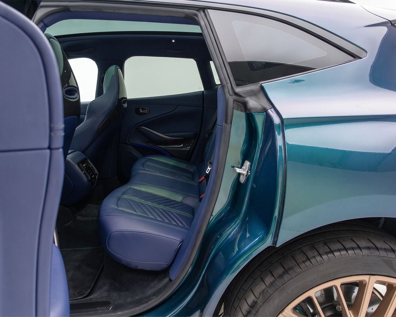 Aston Martin Dbx707 STANDARD l GCC Specs | AED 12,459 / Monthly
