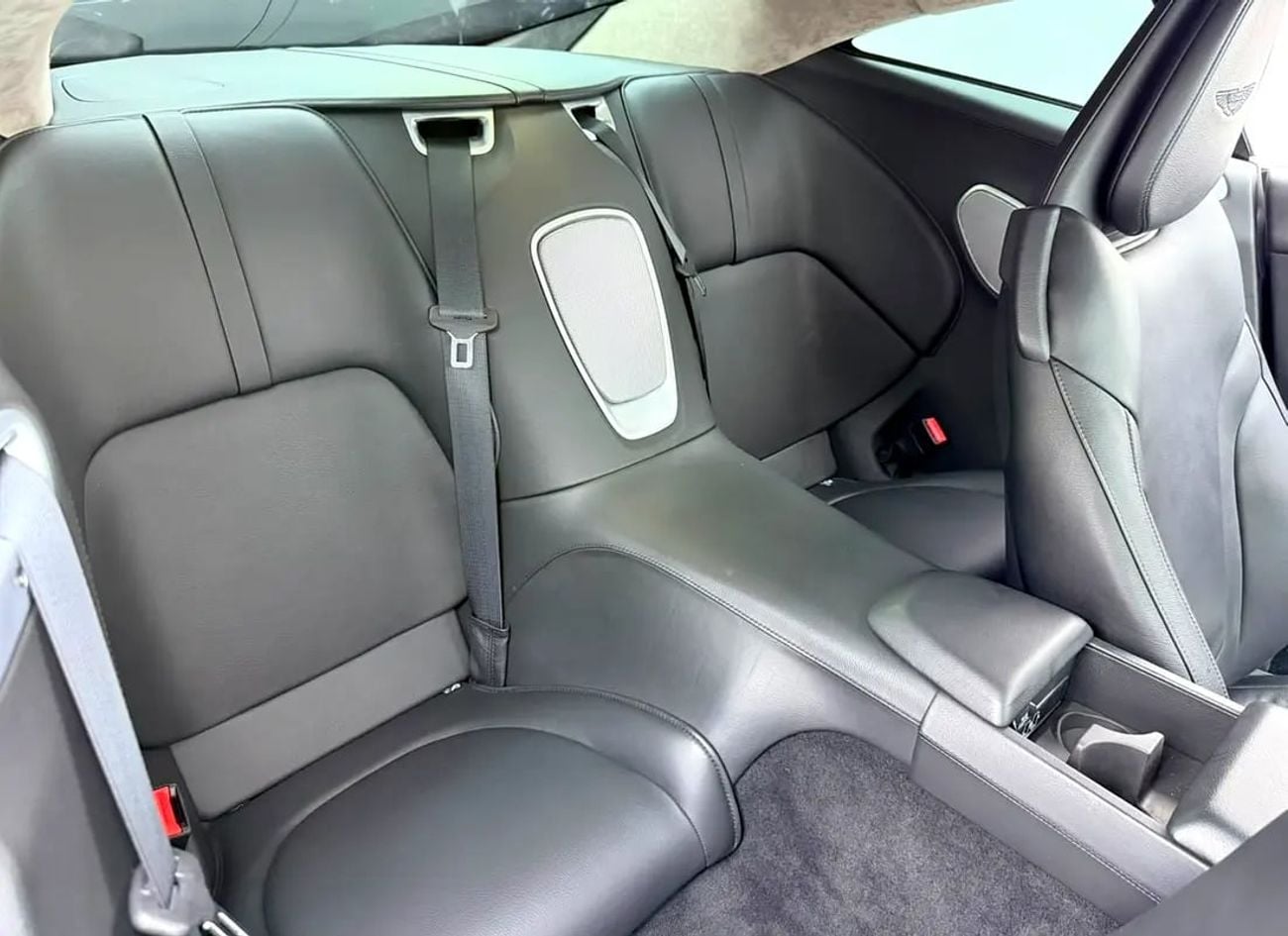 أستون مارتن DB11 V12 Coupe, Service History, Fully Loaded, Excellent Condition, Japanese