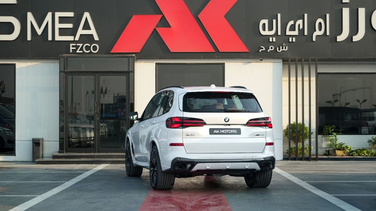بي أم دبليو X5 XDRIVE40i M SPORT PRO أبيض معدني - بني فاتح، إصدار 2026 للتصدير فقط