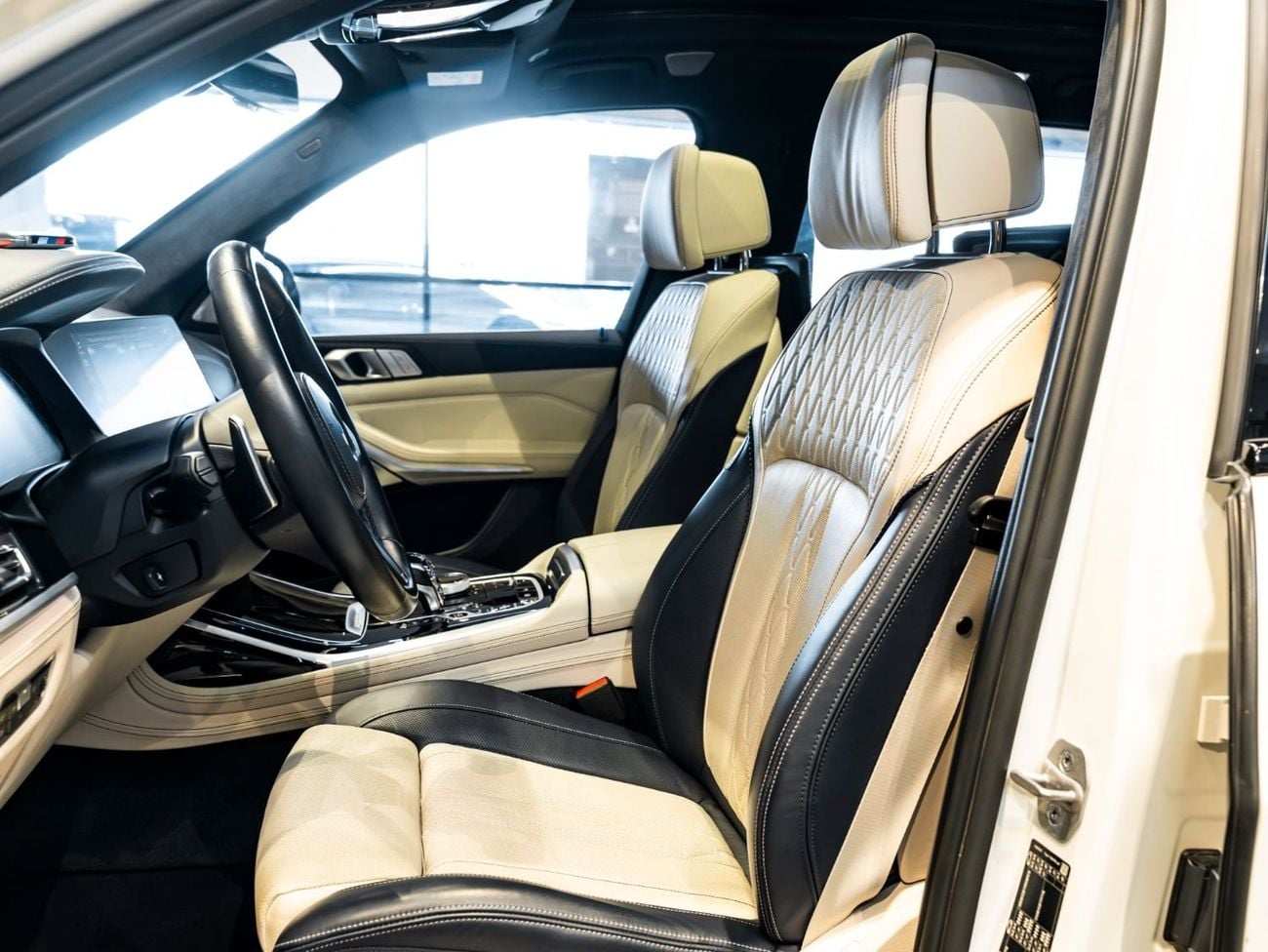 BMW X7 M50i 50 YEARS UAE EDITION BUY NOW, PAY 2027 | THE BLACKLINE STANDARD | August 2027 Warranty + Service, GCC, Low KMs
