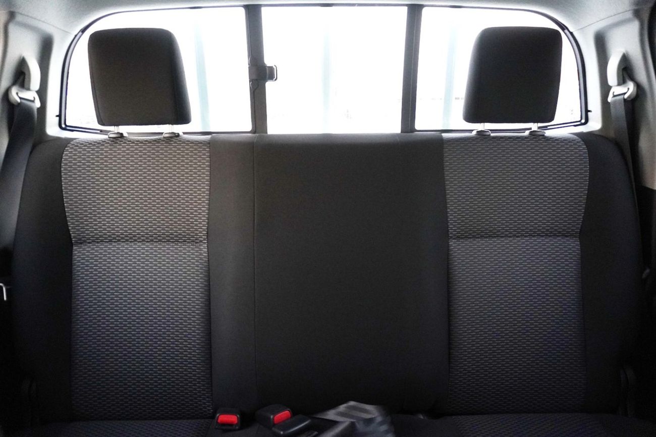 Toyota Hilux DLX 4x4 DC 2.4 DSL M/T MID