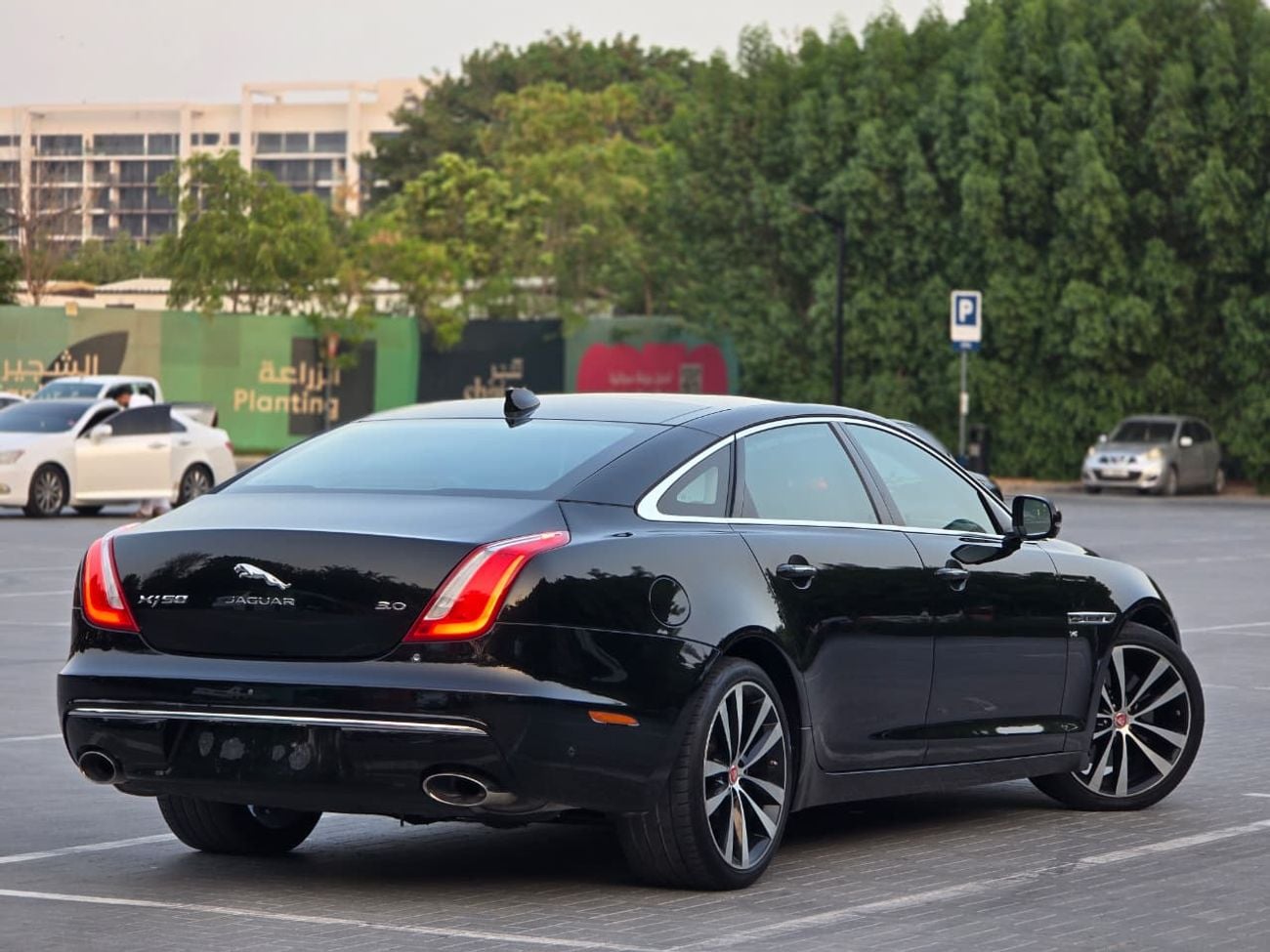 Jaguar XJ 50 - LWB Jaguar XJ 50 / 2019 V6 3.0L GCC Specs | Orginal paint | Accidrnt free | 2Keys | Perfect condition