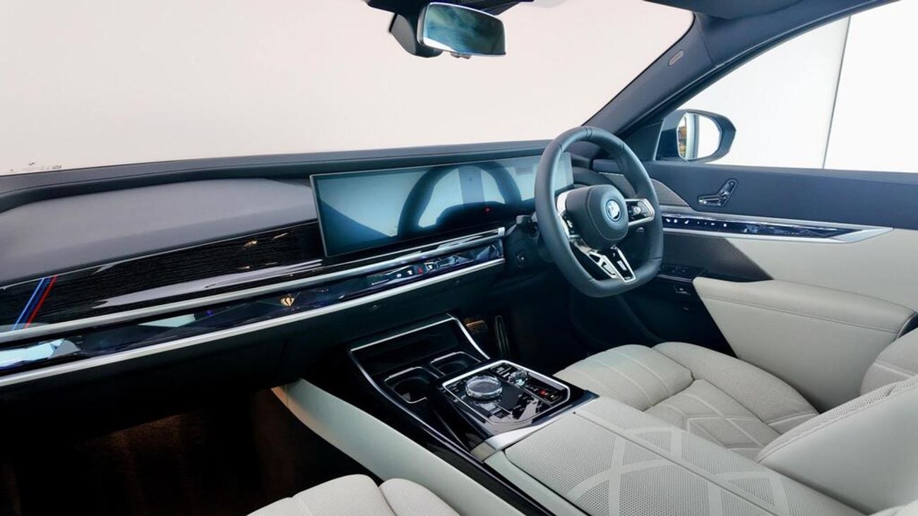 بي أم دبليو 750e xDRIVE بي إم دبليو 750E إم سبورت إكس درايف للتصدير فقط، قيادة يمين
