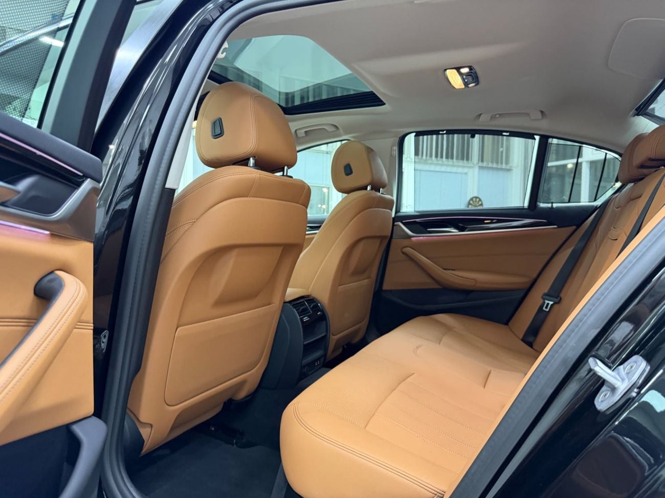 بي أم دبليو 520i EXCLUSIVE PLUS شركة خليجية .. سجل صيانة كامل .. حالة ممتازة .. 4 سلندر