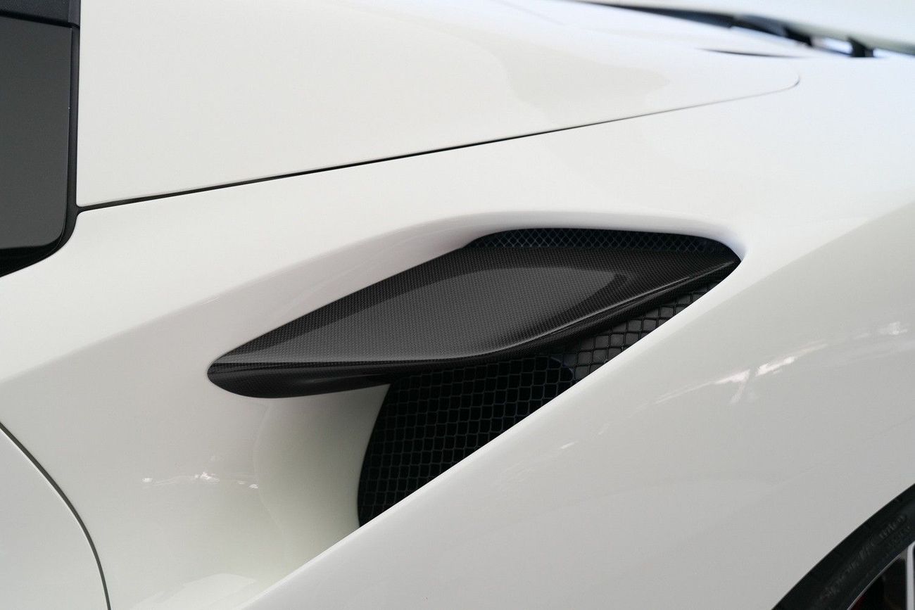 فيراري ف ٨ سبيدر STD (3.9L · 8 Cyl · Automatic · Petrol · Convertible · Rear Wheel Drive · 2 Seats · 2 Door)
