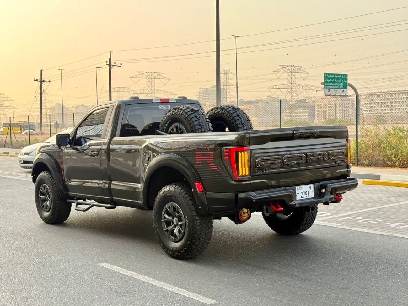 فورد F 150 رابتور كرو لوكس سيارة رابتور آر موديل 2023 معدلة بقوة 485 حصان مسجلة في الإمارات العربية المتحدة