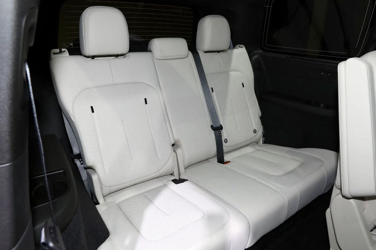 ROX 01 STANDARD Black-white 7seater