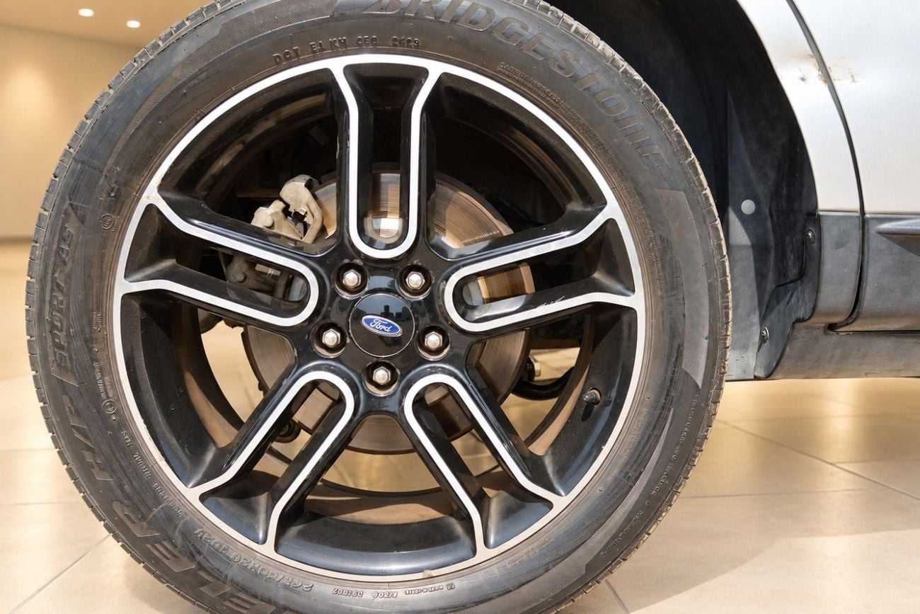فورد إدج SEL فورد إيدج SEL موديل 2014، بمحرك V6 سعة 3.5 لتر ونظام دفع رباعي، لون فضي مع عجلات ألمنيوم سوداء وفضية