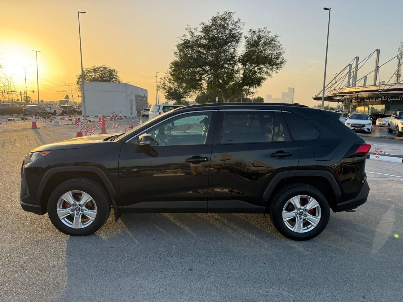 Toyota RAV4 LE AUTOMATIC PETROL SUV/CROSSOVER. ALL WHEEL DRIVE 5 SET CANADIAN SPECIFIC