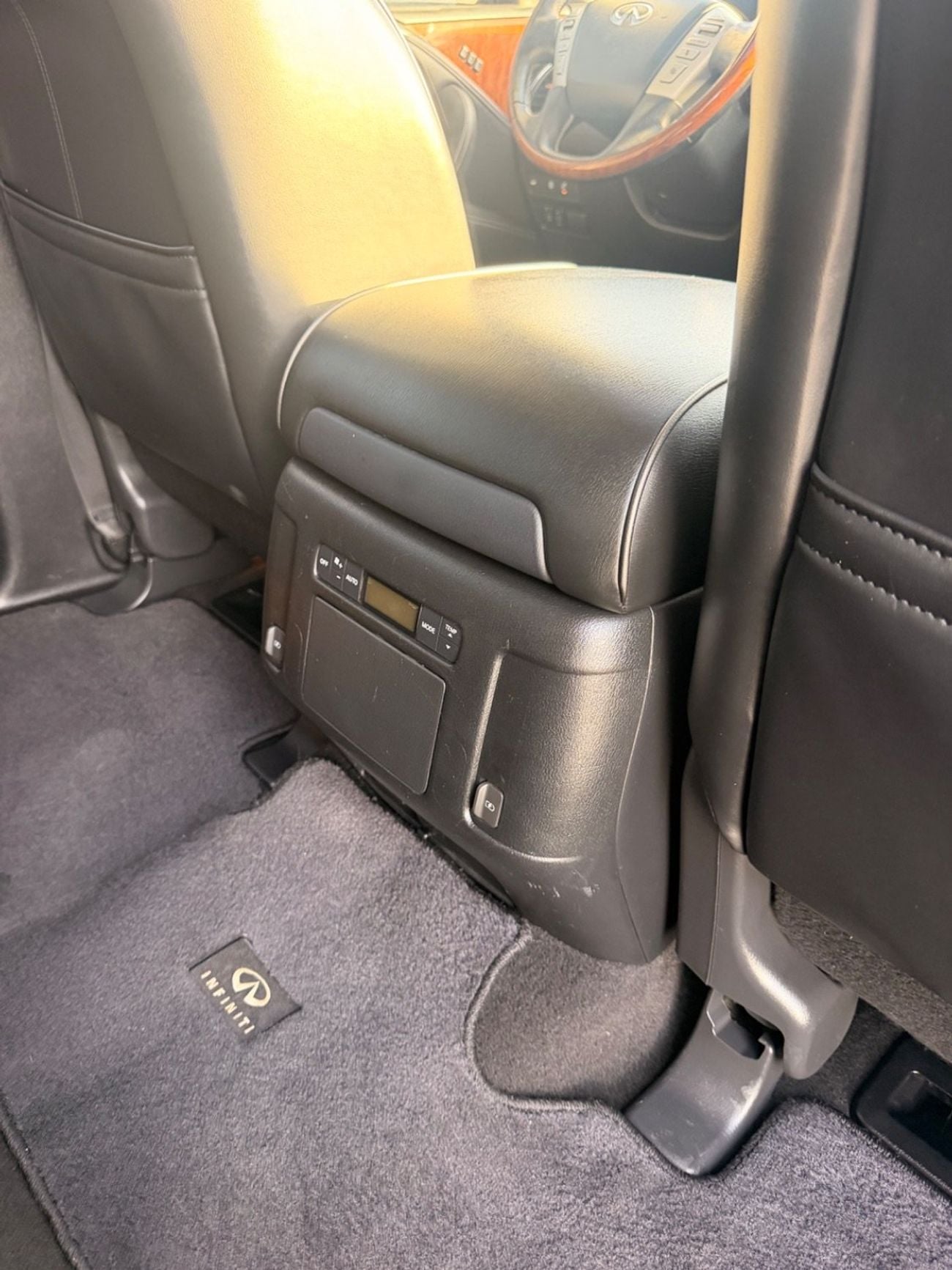 Infiniti QX80 LUXURY 4WD Full option