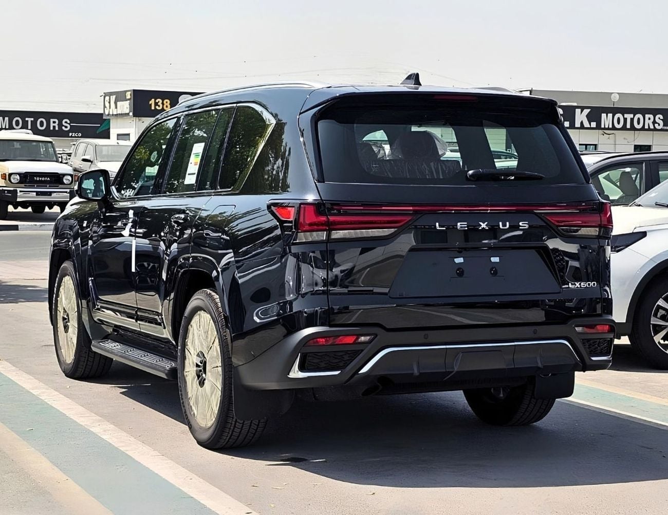 لكزس LX 600 F SPORT لكزس LX600 F.SPORT مارك ليفينسون || محرك بنزين V6 سعة 3.5 لتر، دفع رباعي، 22 عجلة قيادة، رادار، شاشة