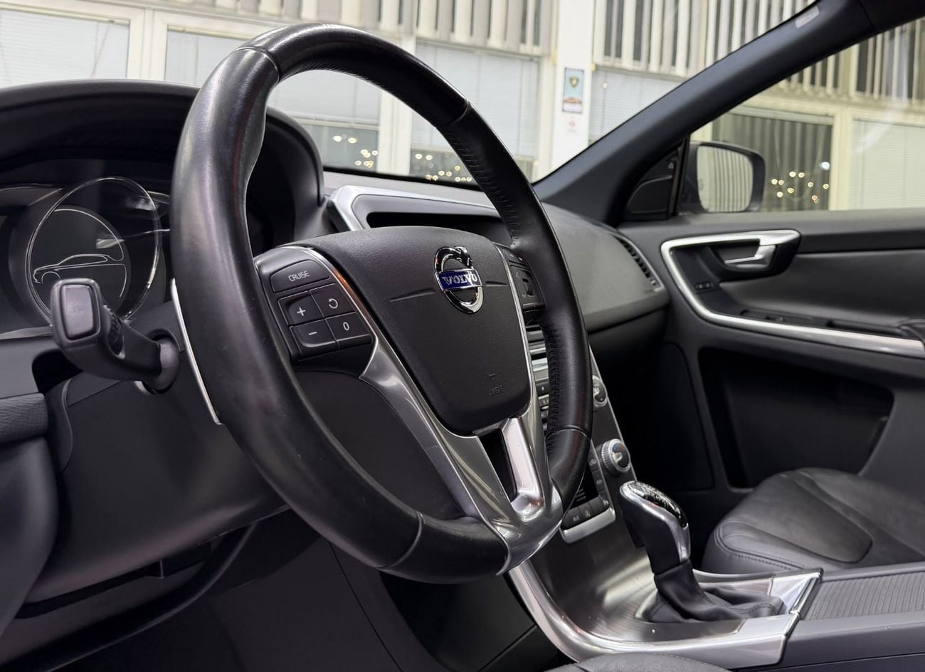 فولفو XC 60 MOMENTUM