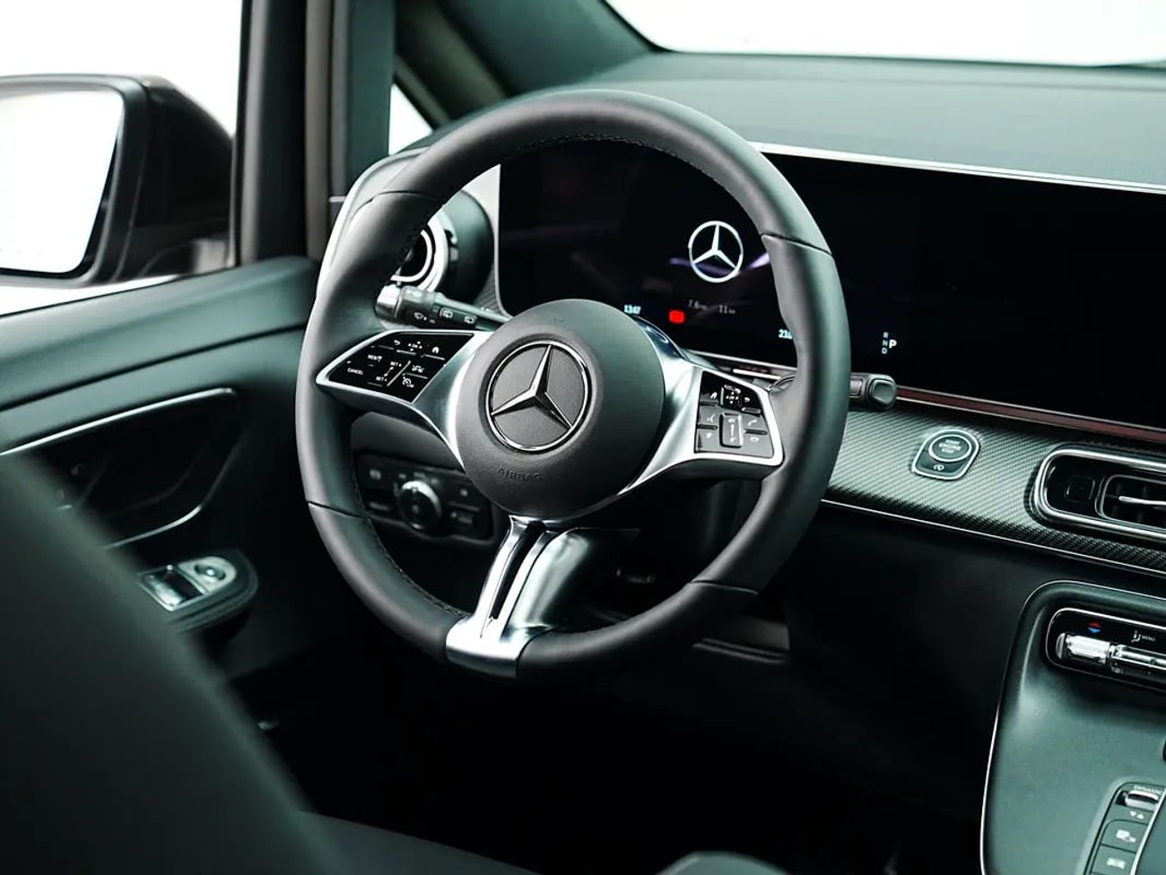 مرسيدس بنز V 300 AVANTGARDE Dealer WARRANTY | GCC SPECS | V300 AMG Line