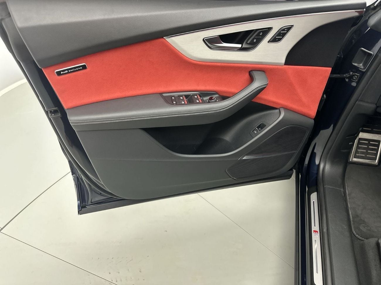 أودي Q8 55 TFSI quattro 340hp Crimson Red Edition (رقم المرجع: 53845)