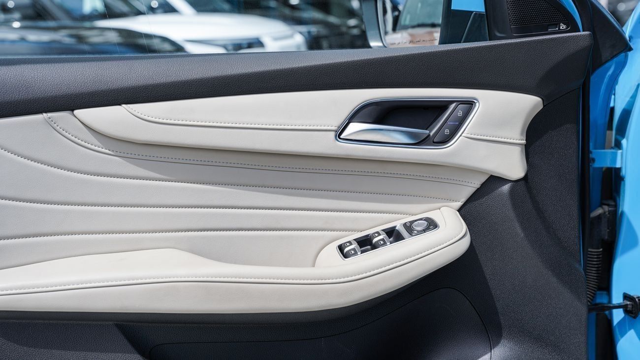 أم جي HS LUXURY