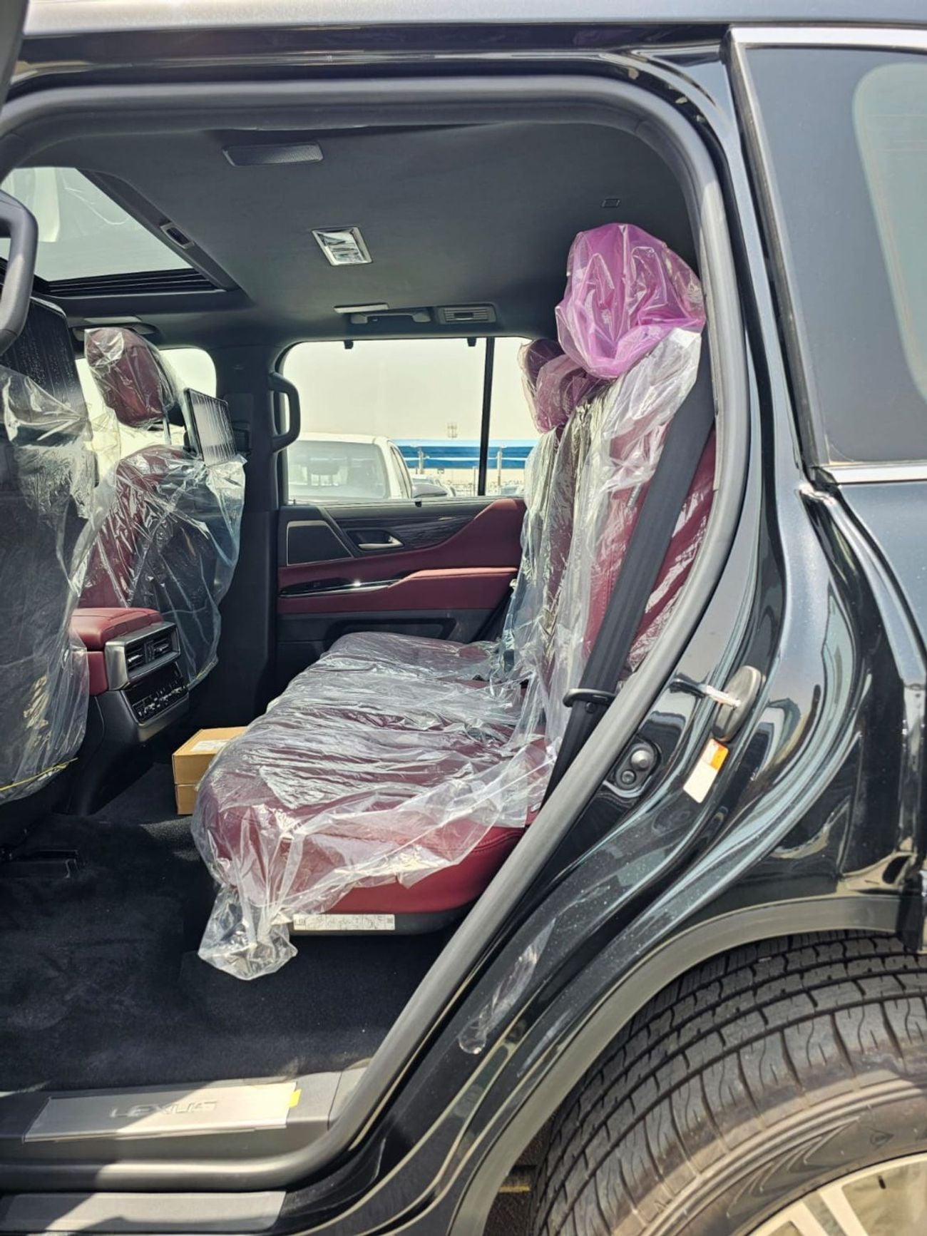 Lexus LX600 SIGNATURE || 3.5L V6 PETROL / RADAR / REAR ENTERTAINMENT SCREEN / HEADS UP DISPALY / COOL BOX (CODE