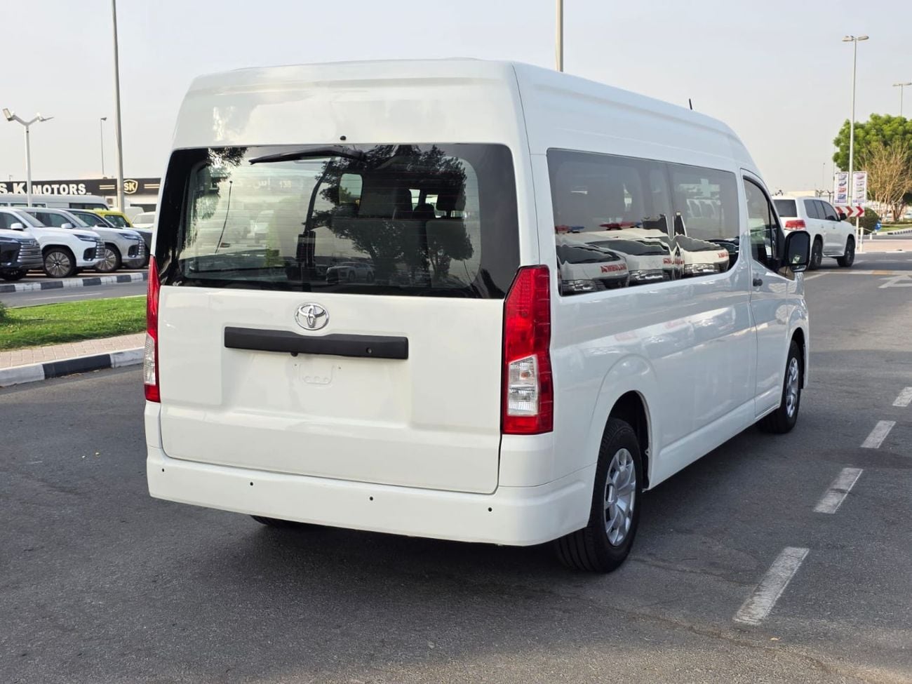 Toyota Hiace TOYOTA HIACE COMMUTER 12 SEATER DIESEL 2.8L RIGHT HAND DIVE