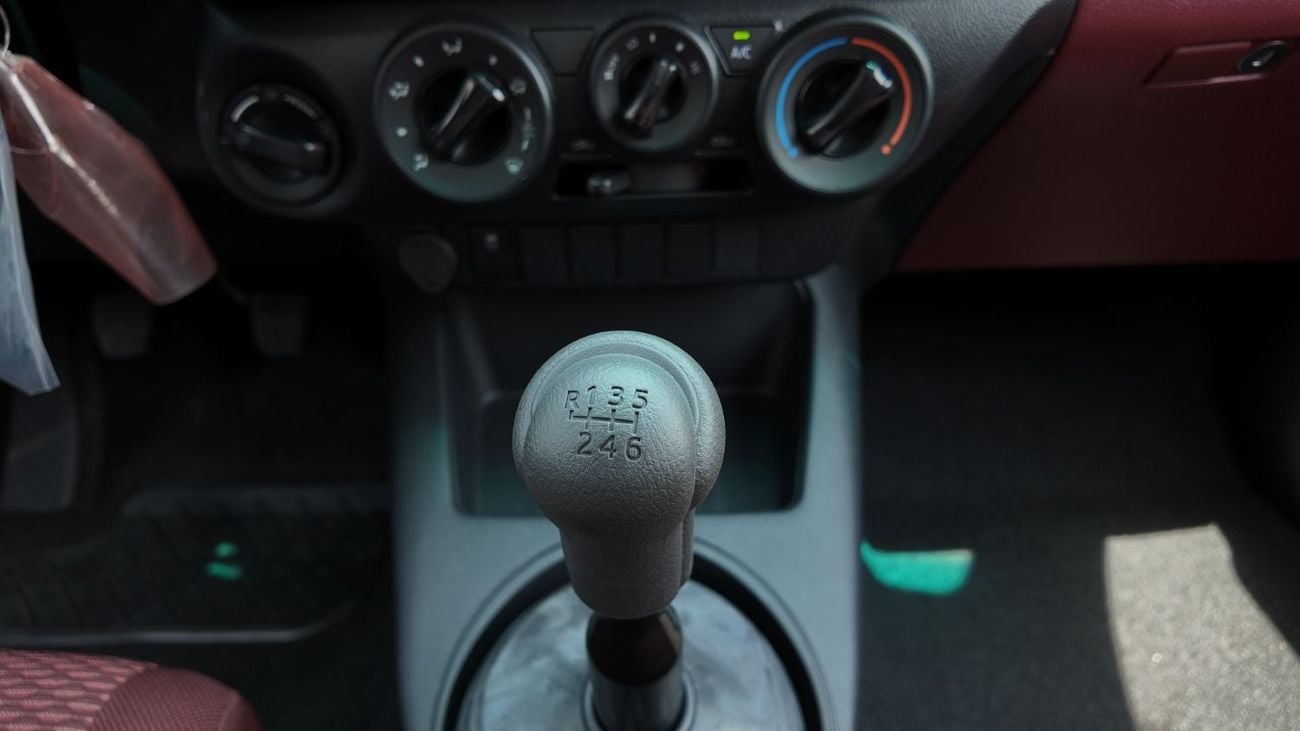 Toyota Hilux DLX 2.4L diesel 4WD 2026