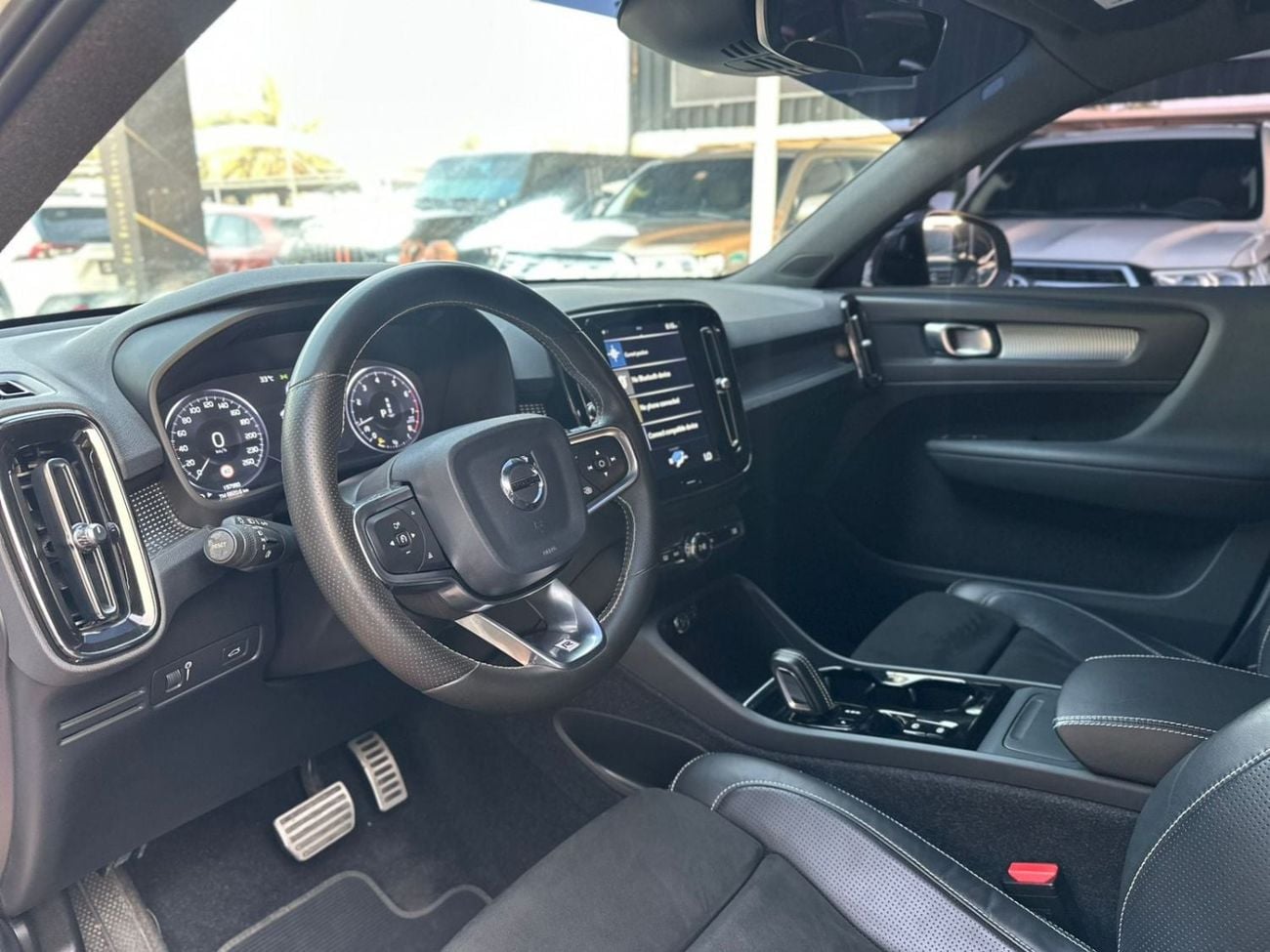 فولفو XC 40 R DESIGN فولفو XC40 T4 موديل 2020 بمواصفات خليجية، كروس أوفر فاخرة بتصميم رياضي وتجهيزات أمان وراحة متقدمة، م