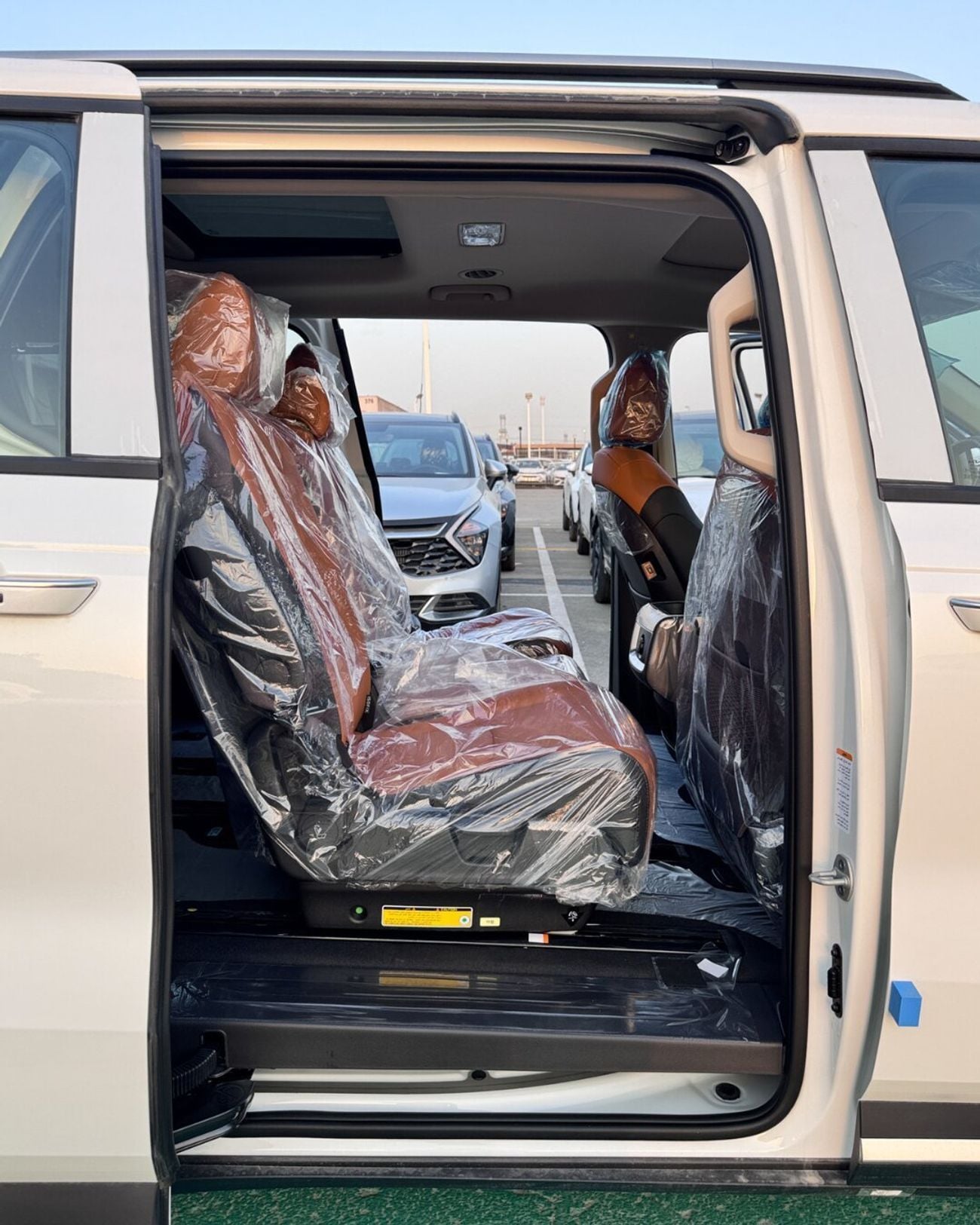 Kia Carnival KIA CARNIVAL 3.5L PETROL - GCC Specs 2027 MODEL - ( 2026 production date)