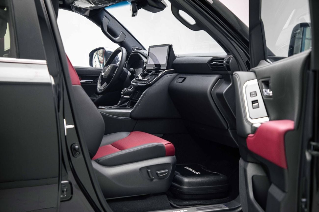 تويوتا لاند كروزر VXR LC300 سعة 3.5 لتر - أسود أنيق من الداخل، أسود وأحمر داكن | للتصدير فقط