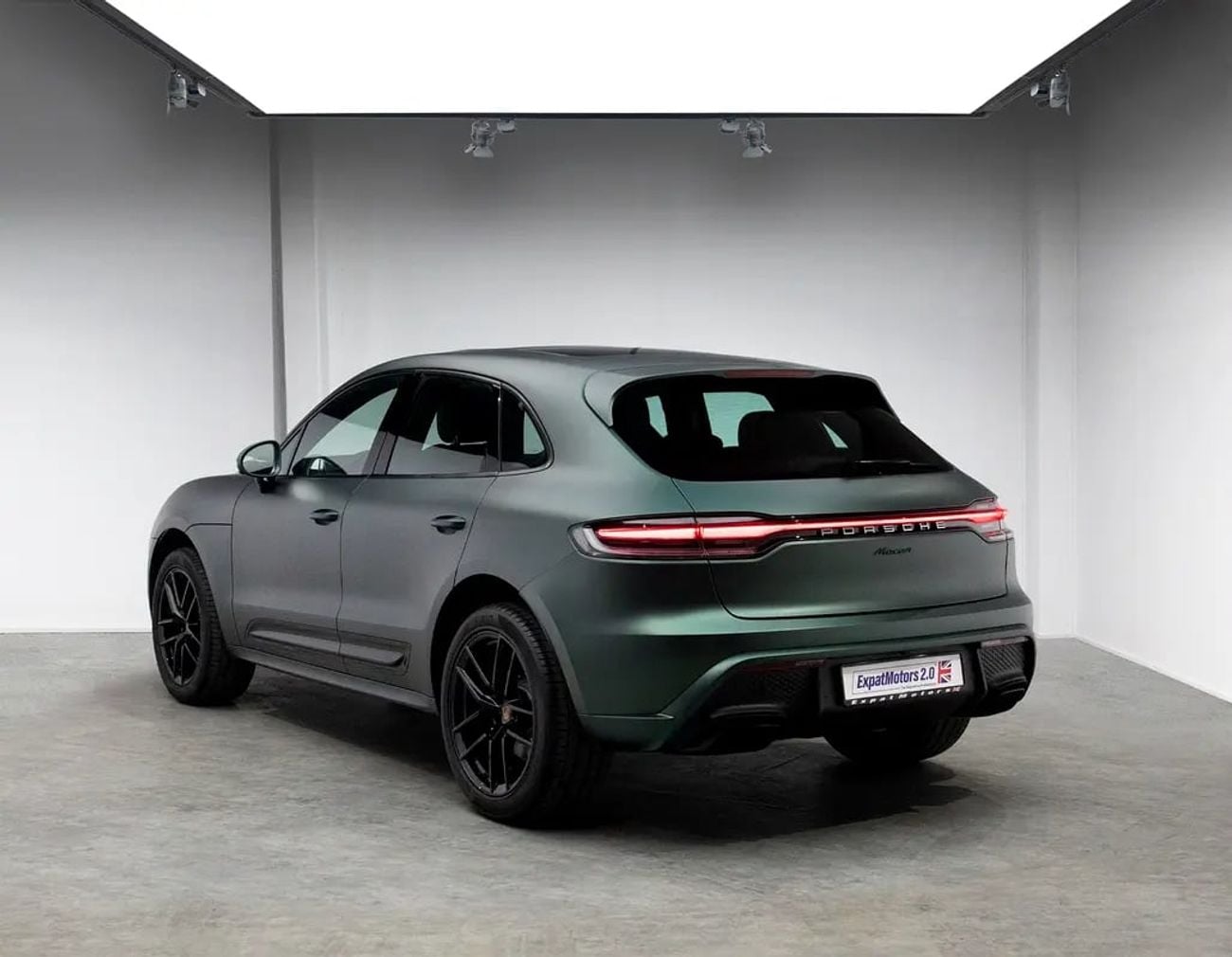 Porsche Macan STANDARD AWD 2.0L • Full Service History • GCC Spec