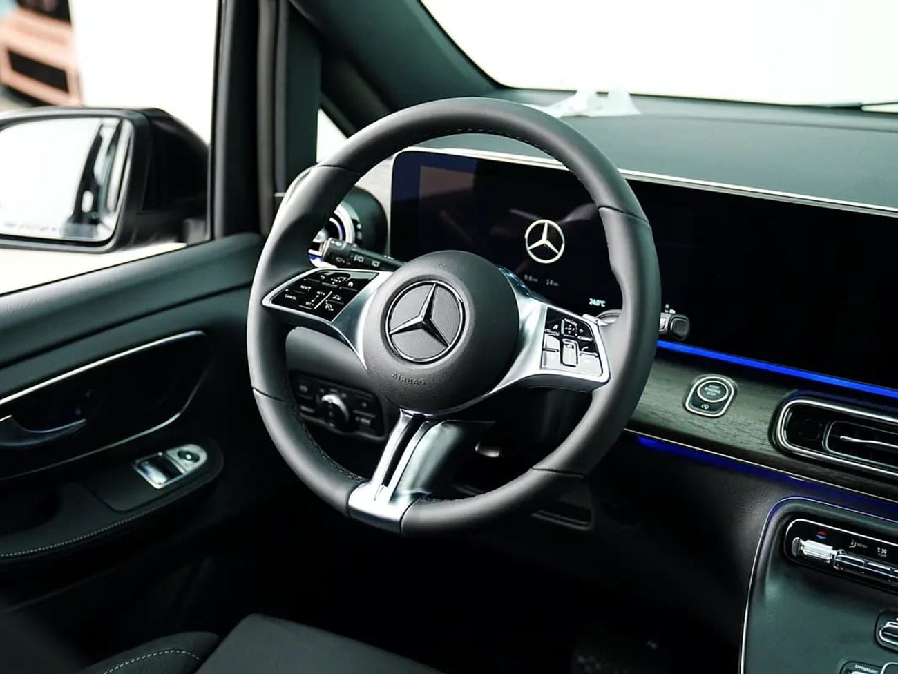 مرسيدس بنز V 300 AVANTGARDE Dealer WARRANTY | GCC SPECS | BRAND-NEW V300