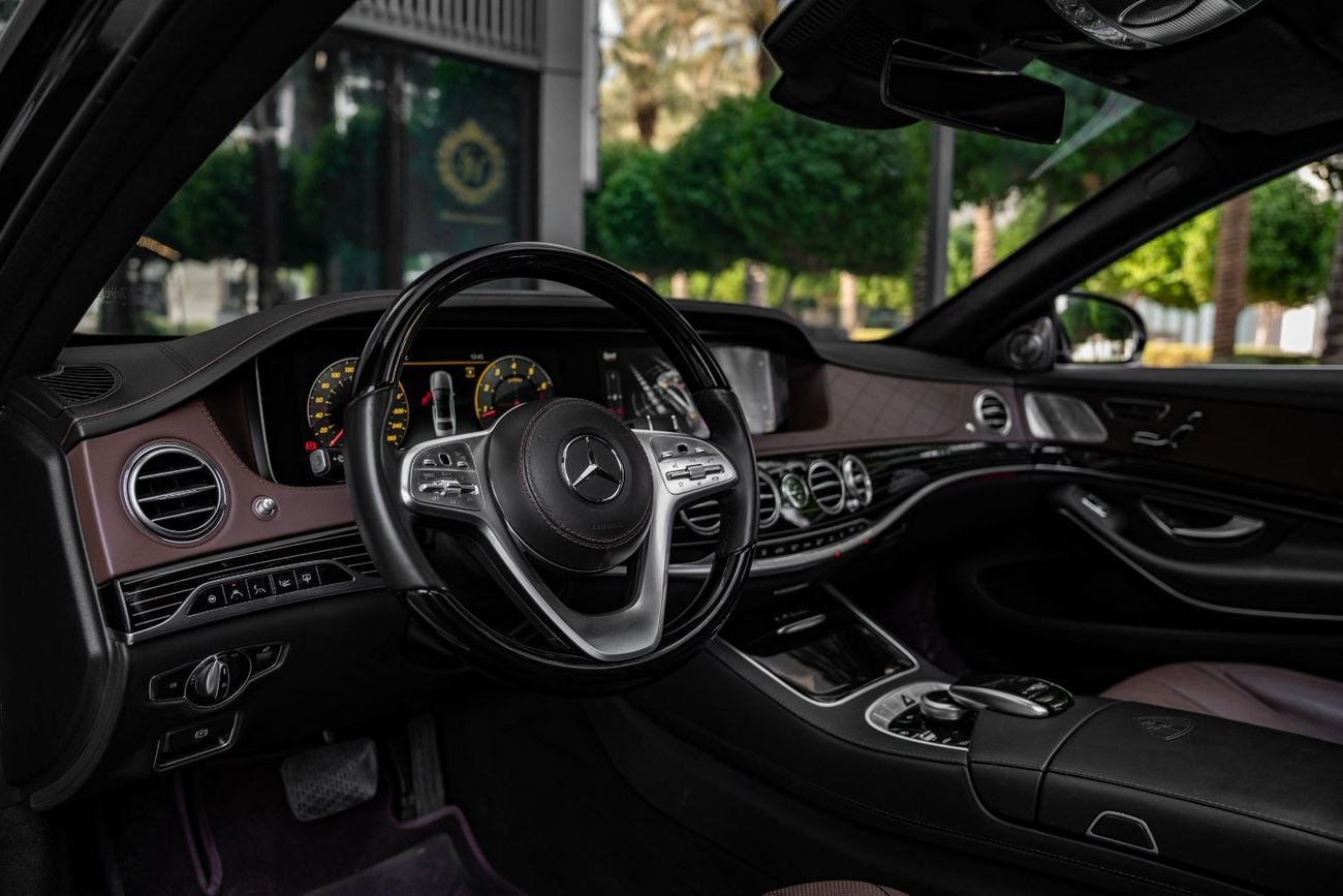 مرسيدس مايباخ S650 مايباخ V12 سيارة كاملة المواصفات، أوراقها سليمة، لم تتعرض لحوادث، خضعت لصيانة شاملة وجاهزة للانطلاق.
