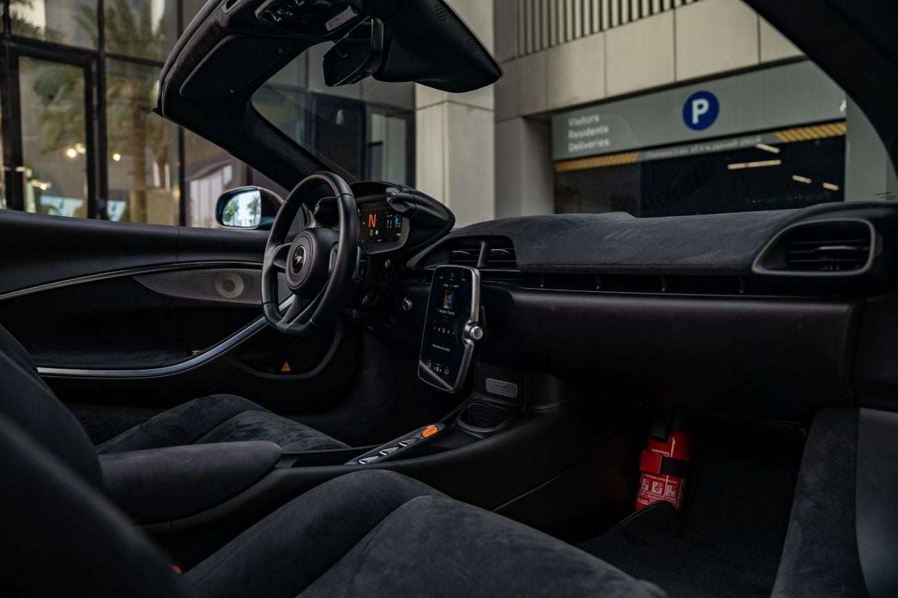 McLaren Artura STANDARD Fully Loaded low mileage 2 keys under warranty and service contract covered by PFF No accident No pa