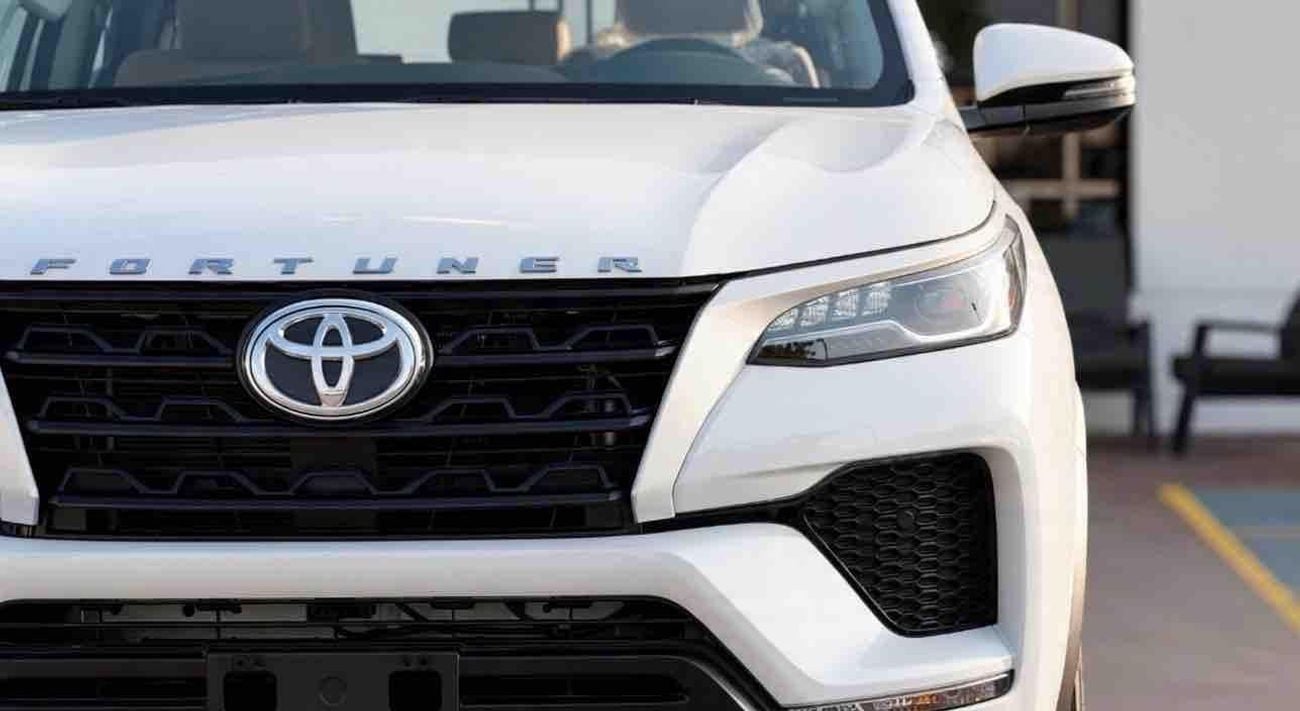 Toyota Fortuner SR5 2.7 V4 SR5 4WD WHITE TAN DIGITAL AC YM2026 EXPORT ONLY