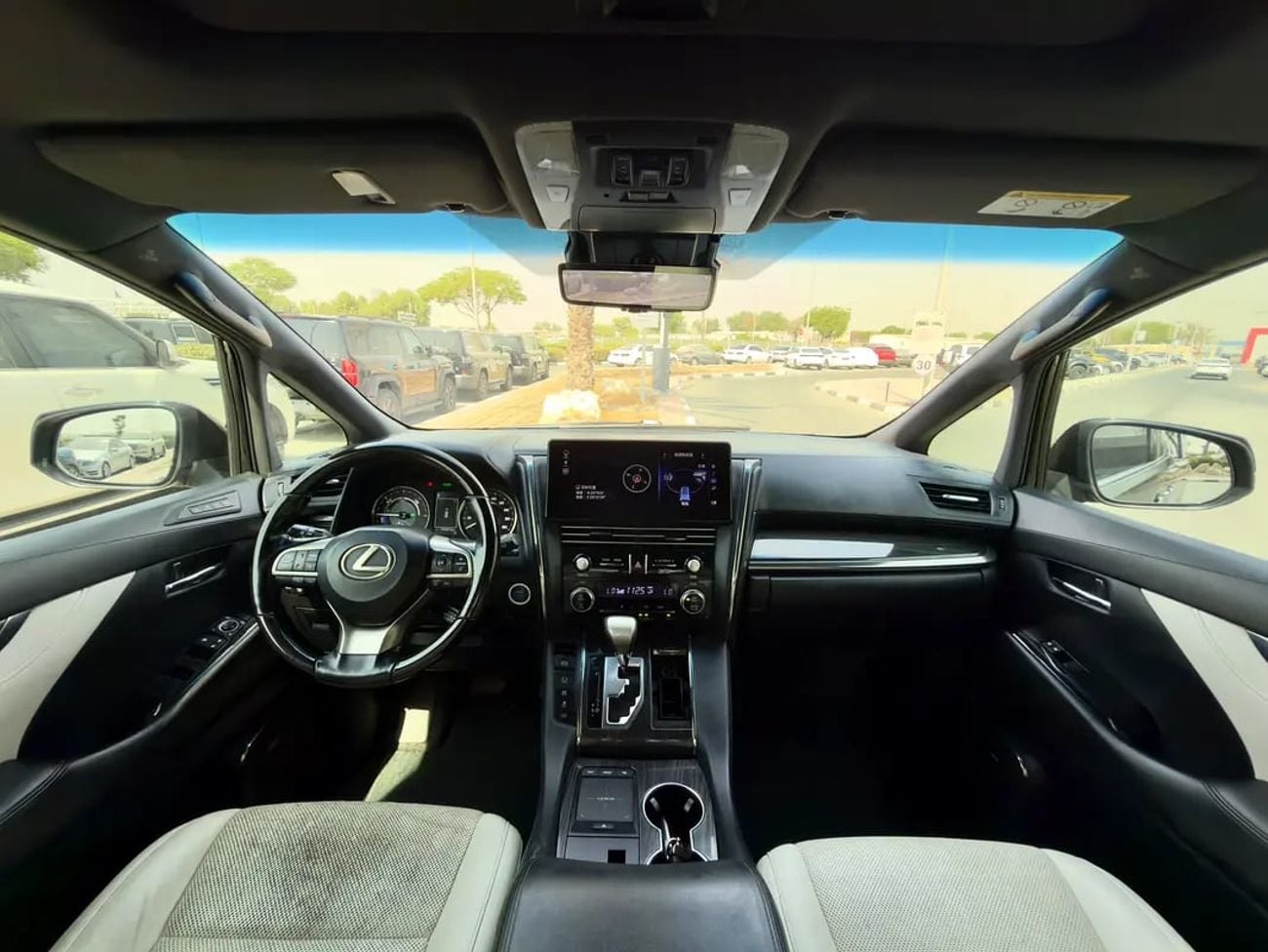 Lexus LM 300H LM 300h Hybrid | UAE - Excellent Condition | Regional Specs:
