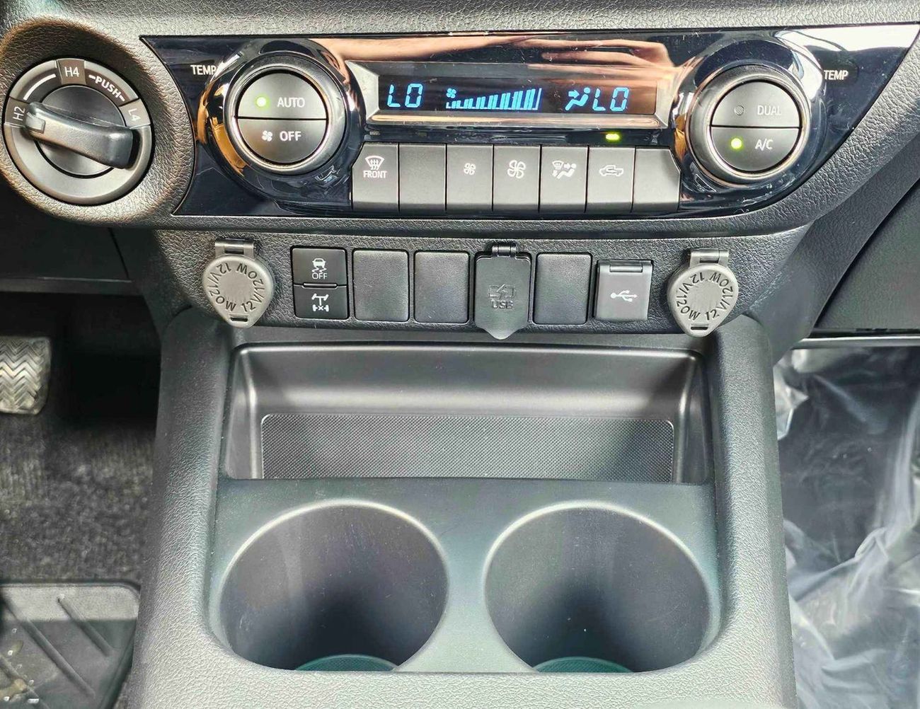 تويوتا هيلوكس SR5 TRD 4.0L PETROL SR5 TRD || 4.0L PETROL V6 4WD | WOOD INTERIOR W VISOR | BLIND SPOT | DIFFLOCK | DVD+CAMERA | READY S