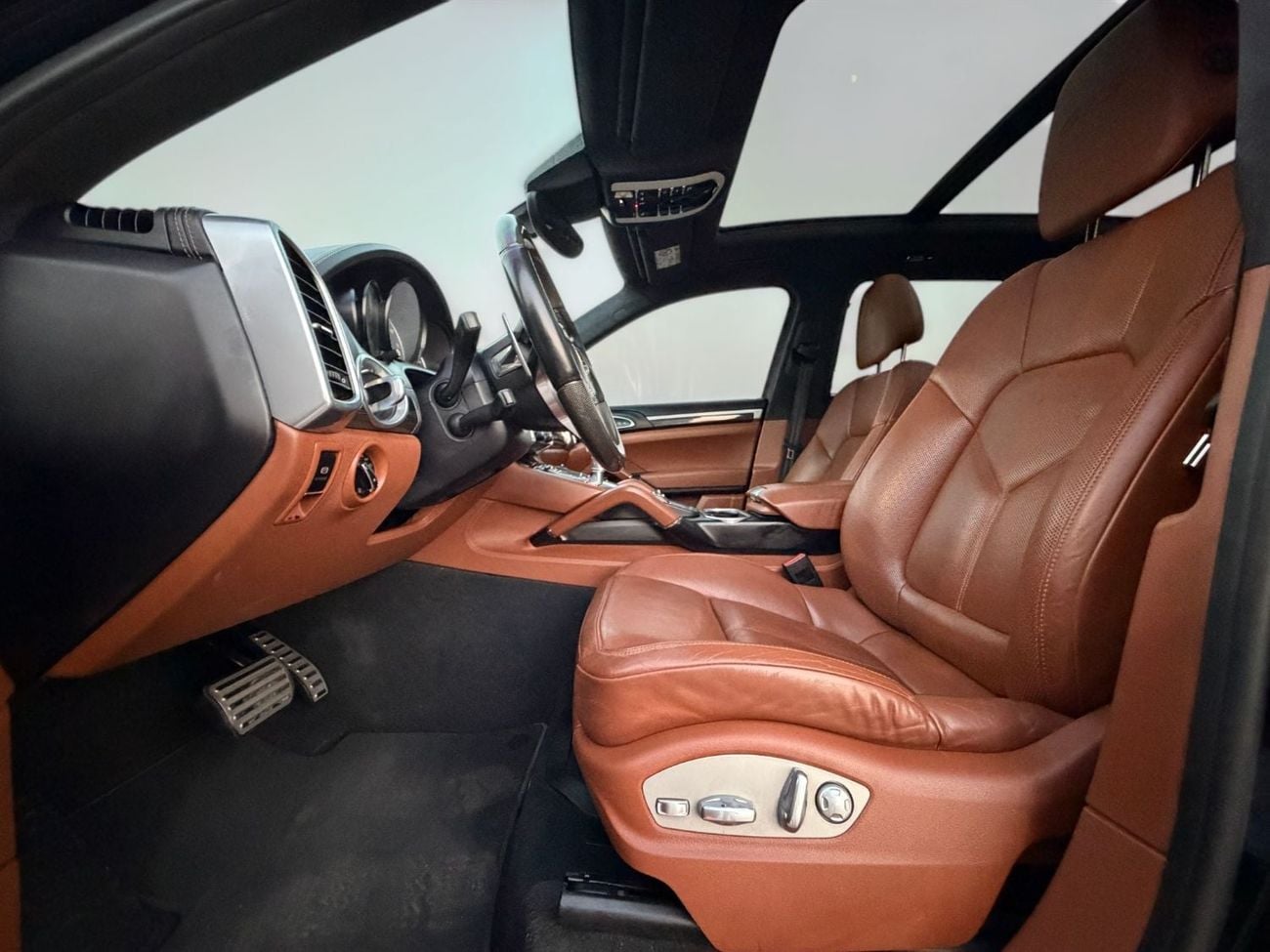 Porsche Cayenne GTS PORSCHE CAYENNE GTS | 4.8L V8 | 440 HP | AWD | 2016 | GCC SPECS