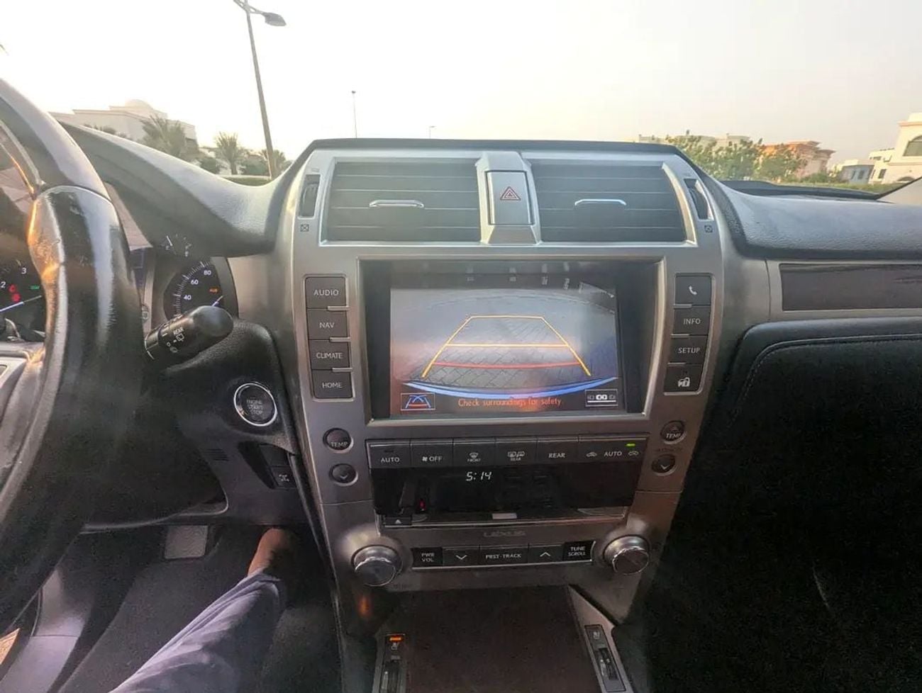 لكزس GX 460 بلاتينيوم سيارة موديل 2019 بمحرك V8 سعة 4.6 لتر، بمواصفات خليجية، بحالة داخلية وخارجية ممتازة.