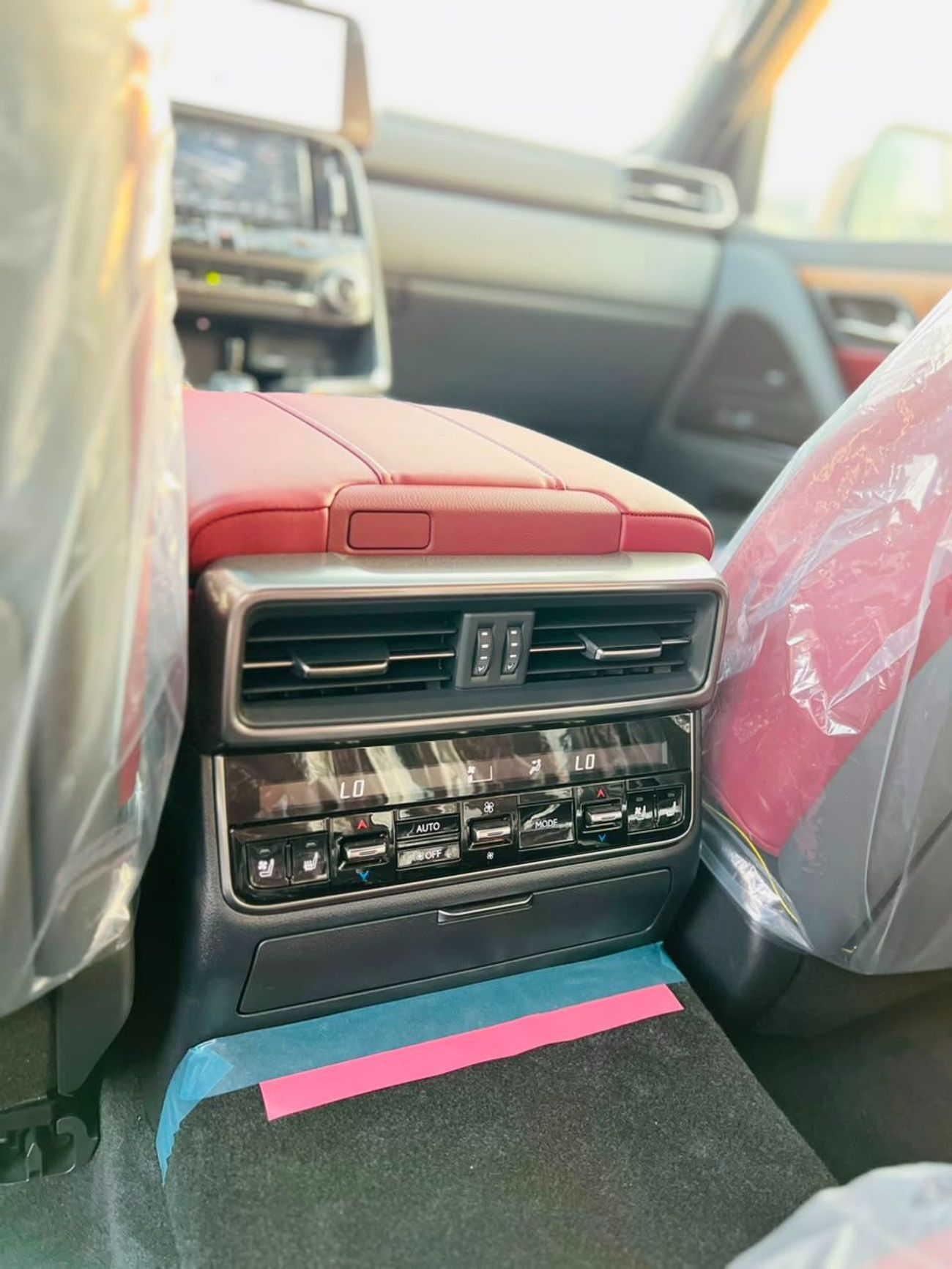Lexus LX700h SIGNATURE WHITE INSIDE RED