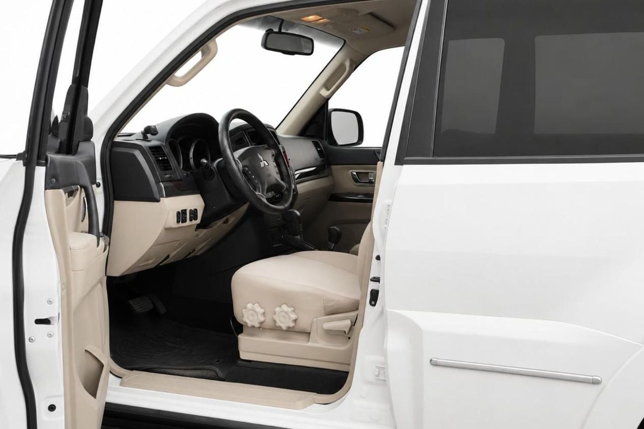 ميتسوبيشي باجيرو GLS HIGHLINE l Original Paint l AED 979 / Monthly