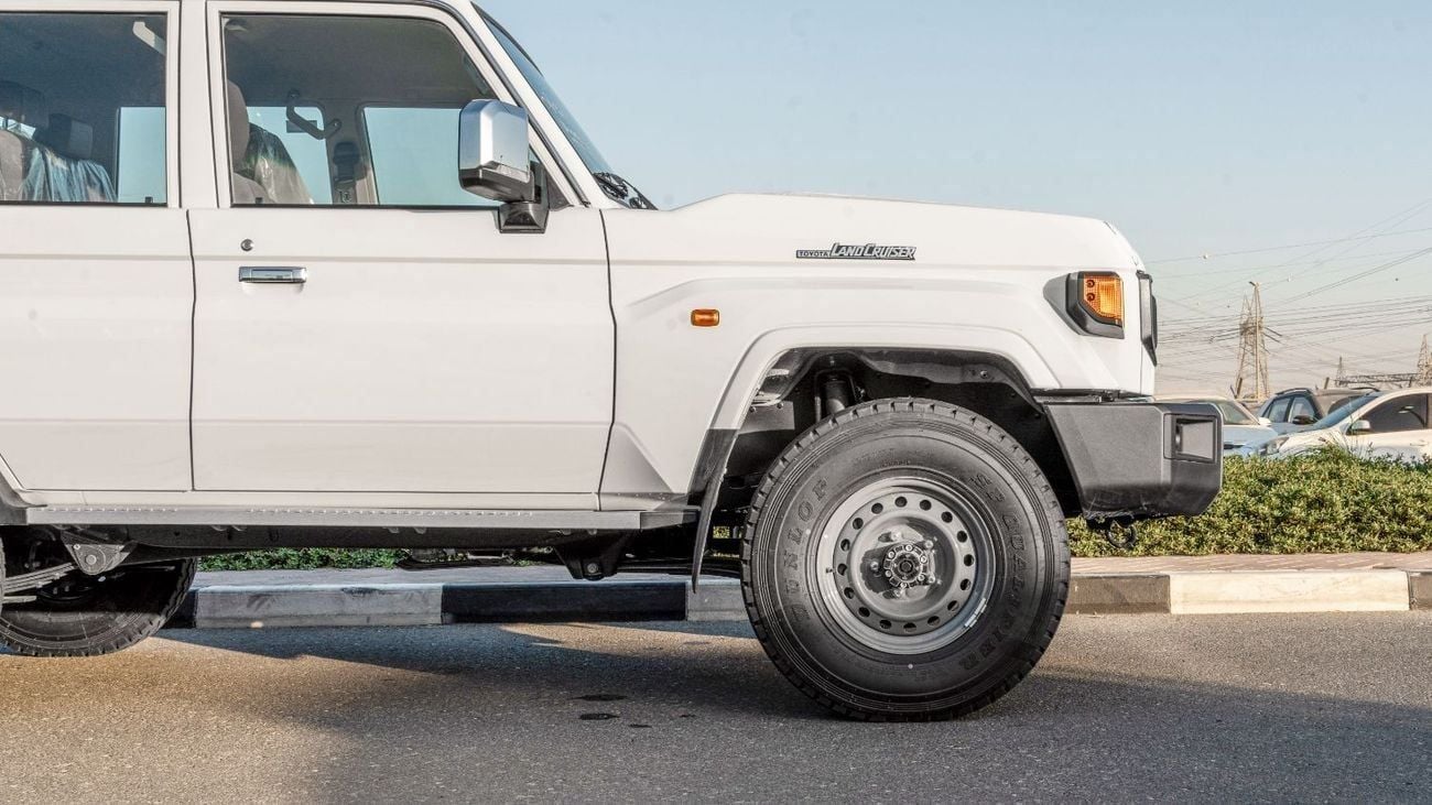 Toyota Land Cruiser 70 LC76 HT VXR Toyota Land Cruiser 4.0L MT Petrol (White-Brown) Basic