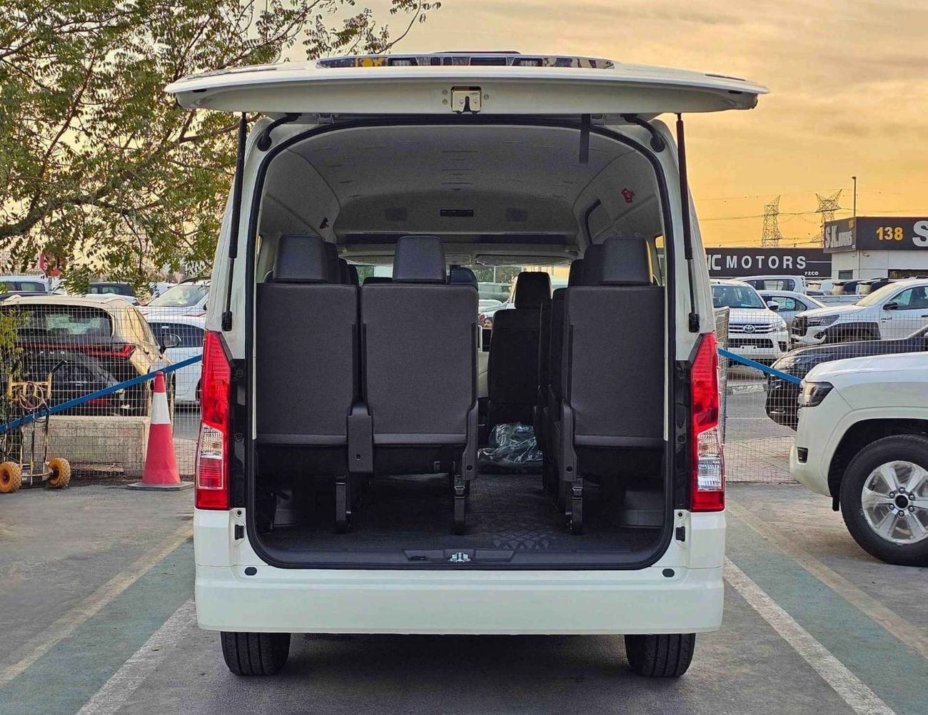 Toyota Hiace GL HIGHROOF GL / 13 SEATS WITH LEATHER / 2.8L DIESEL M/T V4 (CODE # HRDMGLJ)