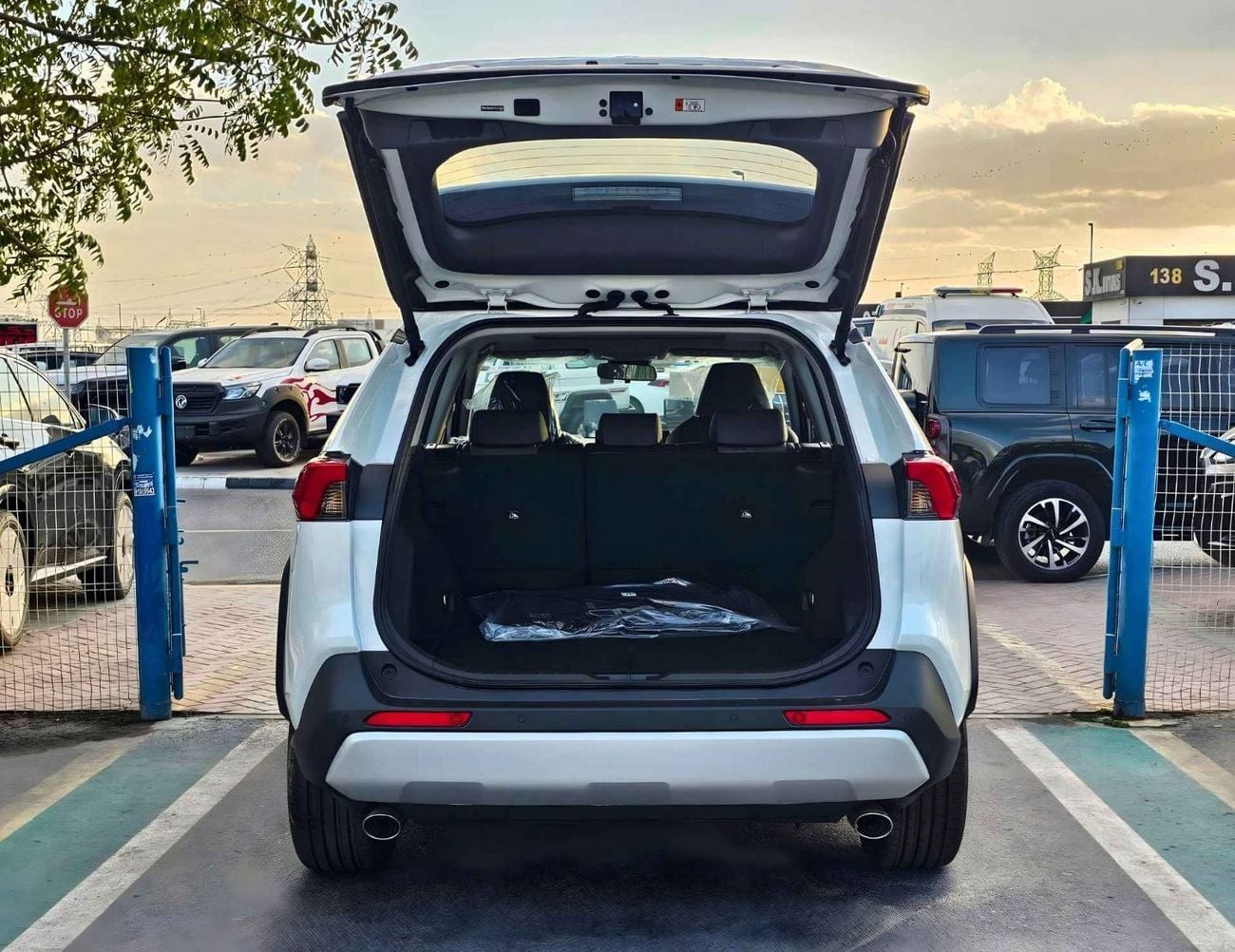 تويوتا راف ٤ أدفنتشر CVT FLAGHSIP / 2.0L PETROL AWD / RADAR, PANORAMIC ROOF, LEATHER WITH POWER SEAT (CODE # RA