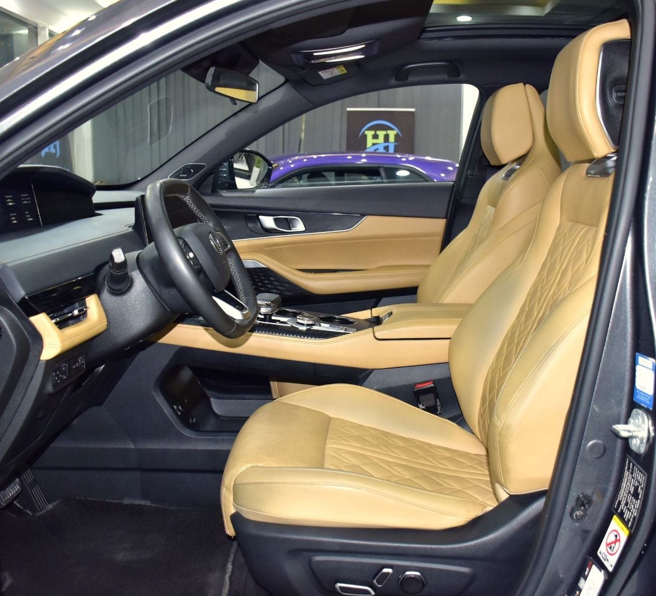Changan UNI-K LIMITED EXCELLENT DEAL for our Changan UNI-K AWD ( 2024 Model ) in Grey Color GCC Specs