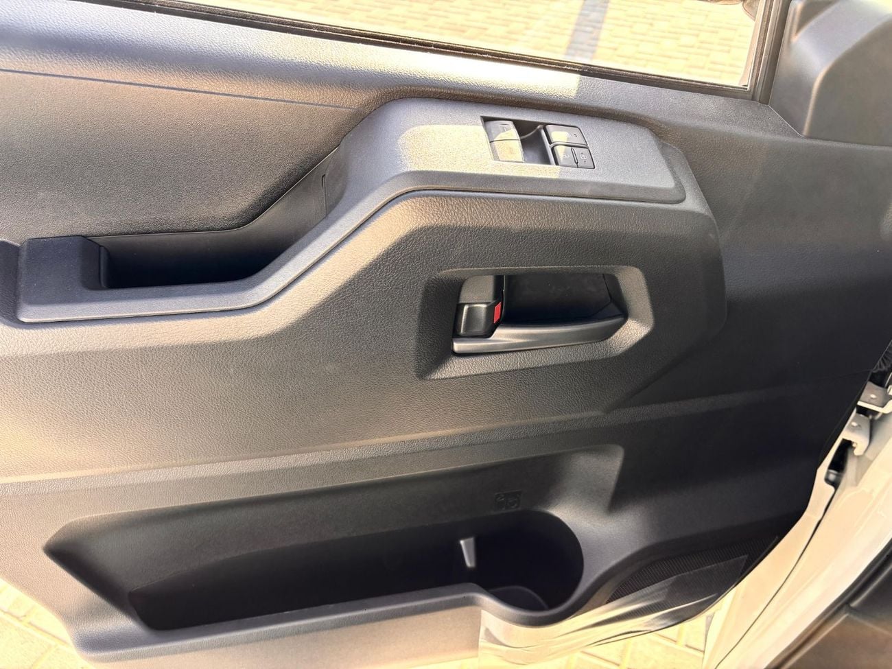 Toyota Hiace GL - STANDARD ROOF CARGO MANUAL TRANSMISSION