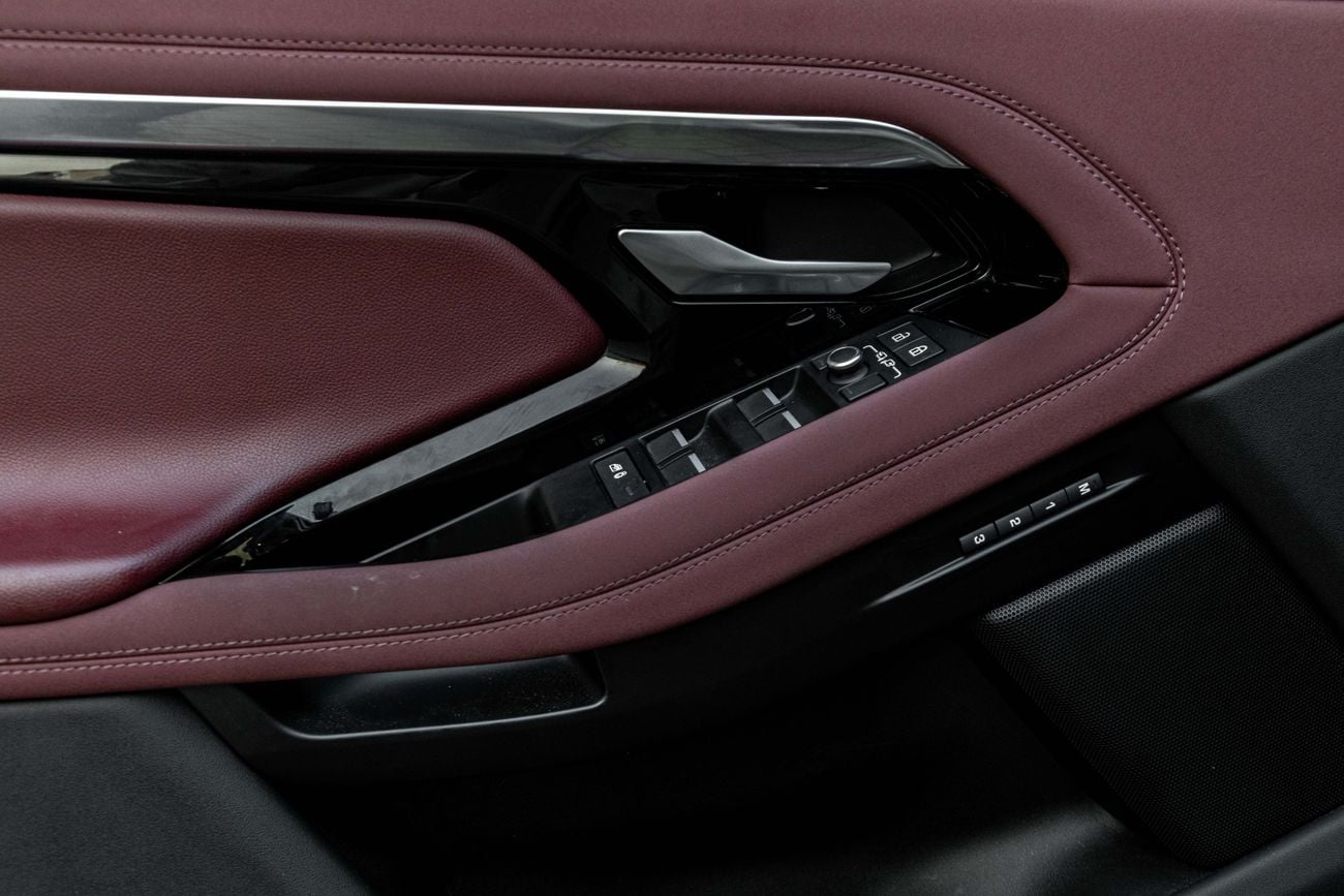 لاند روفر رانج روفر إيفوك R-Dynamic Range Rover Evoque P250 SE R Dynamic | 2,546 P.M | 0% Downpayment | UNDER WARRANTY