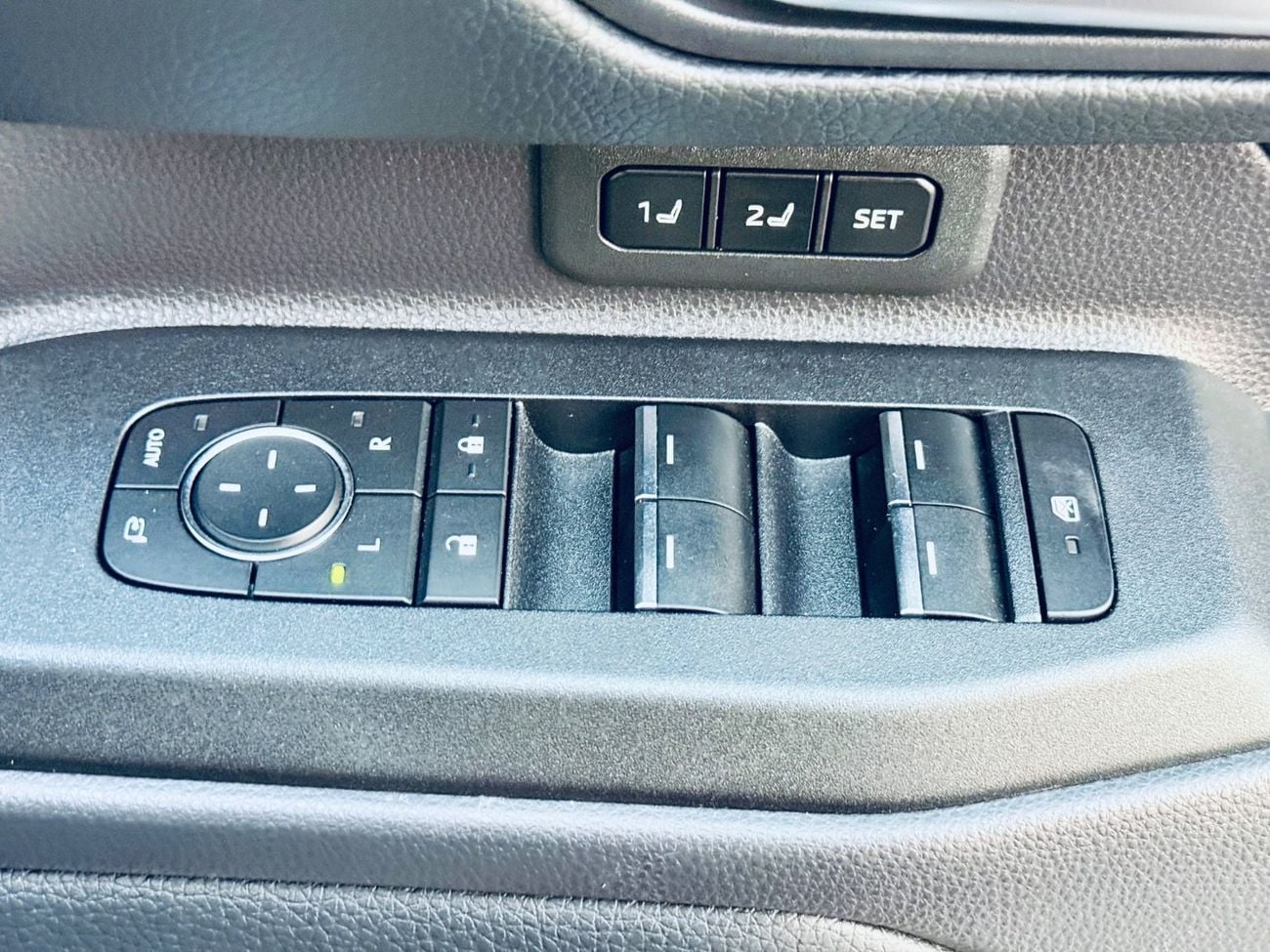 Toyota Prado KAKADU 2.8L Diesel 4 cylinders 7 seater 5 Doors RIGHT HAND DRIVE