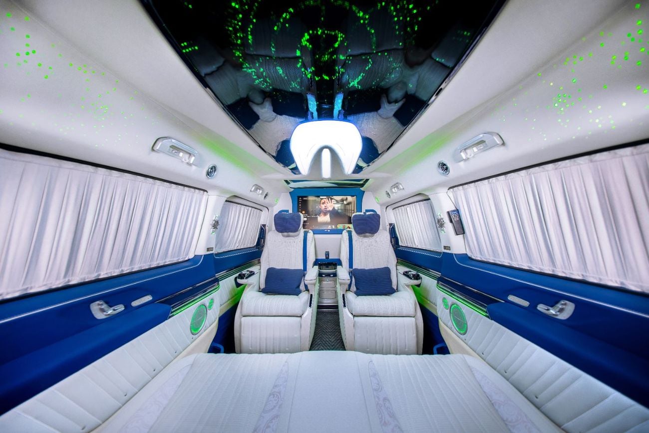 Mercedes Benz V300 AVANTGARDE Discounted Showroom Sample Unit | 1 of 28 Magellan Edition Limgene
